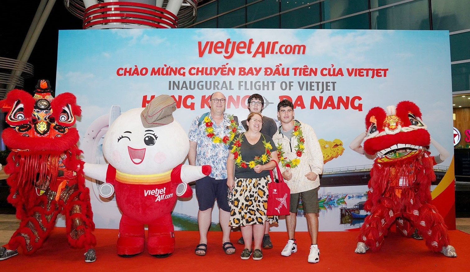 Viet jet Air và đại diện Sở Du lịch Đà Nẵng vui mừng đón chuyến bay đầu tiên từ Hồng Kông (Trung Quốc) đến Sân bay quốc tế Đà Nẵng lúc 19h10 ngày 3/7/2023. Ảnh NTB