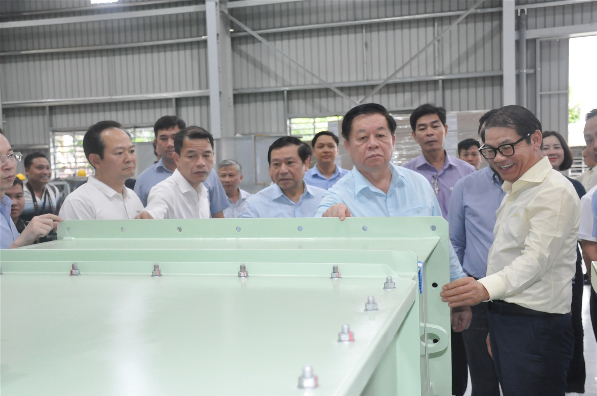 Đoàn đại biểu về dự hội nghị toàn quốc sơ kết công tác 6 tháng đầu năm 2023 thăm quan hoạt động sản xuất tại Công ty CP THACO Chu Lai. Ảnh: N.Đ