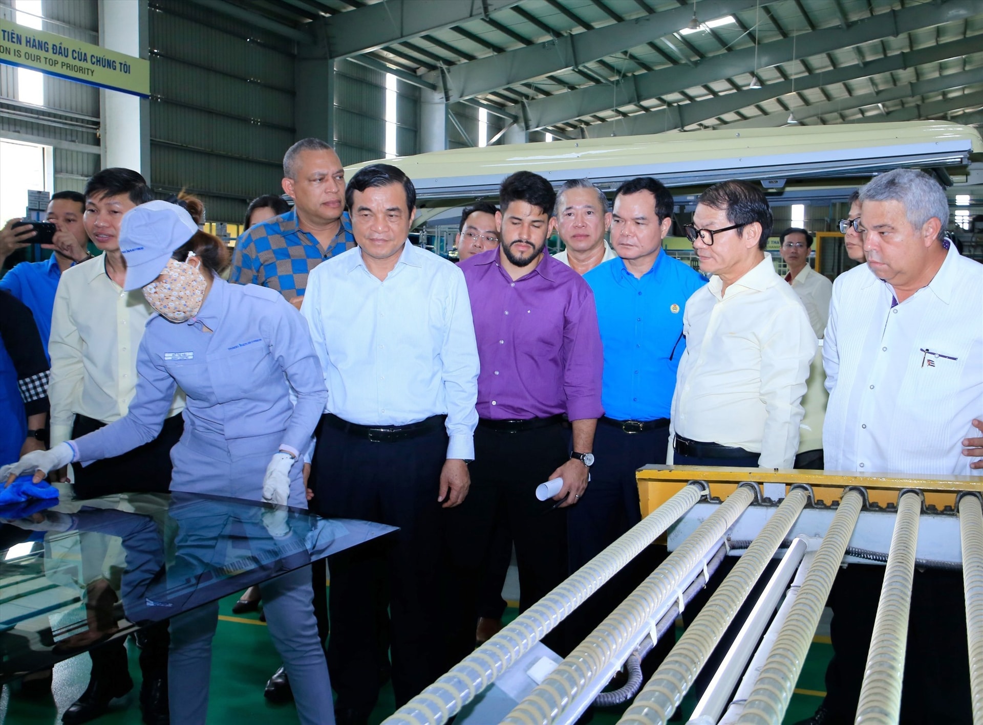 The Cuban delegation visiting THACO’s factories