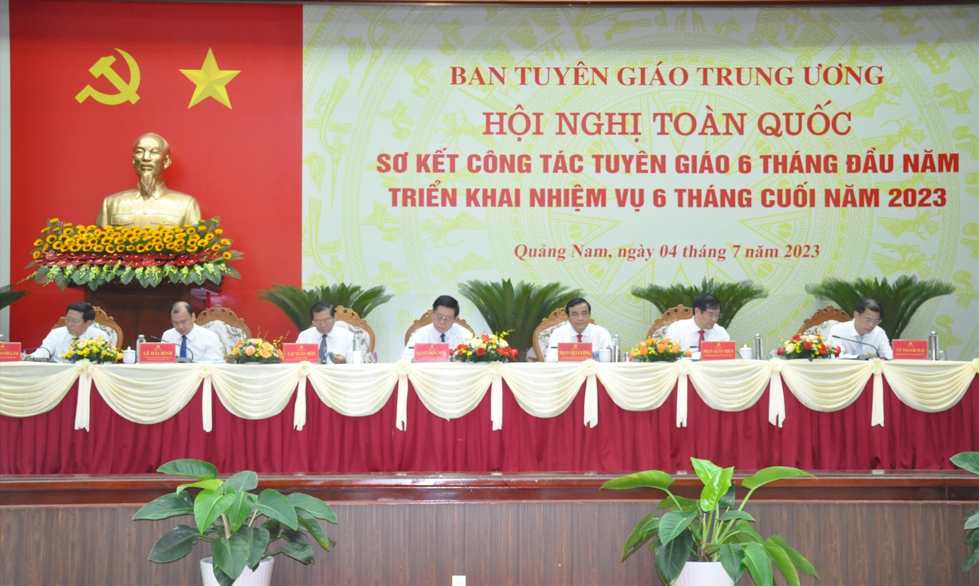 Các đồng chí lãnh đạo Ban Tuyên giáo Trung ương cùng Bí thư Tỉnh ủy Phan Việt Cường chủ trì hội nghị sáng nay 4/7. Ảnh: N.Đ