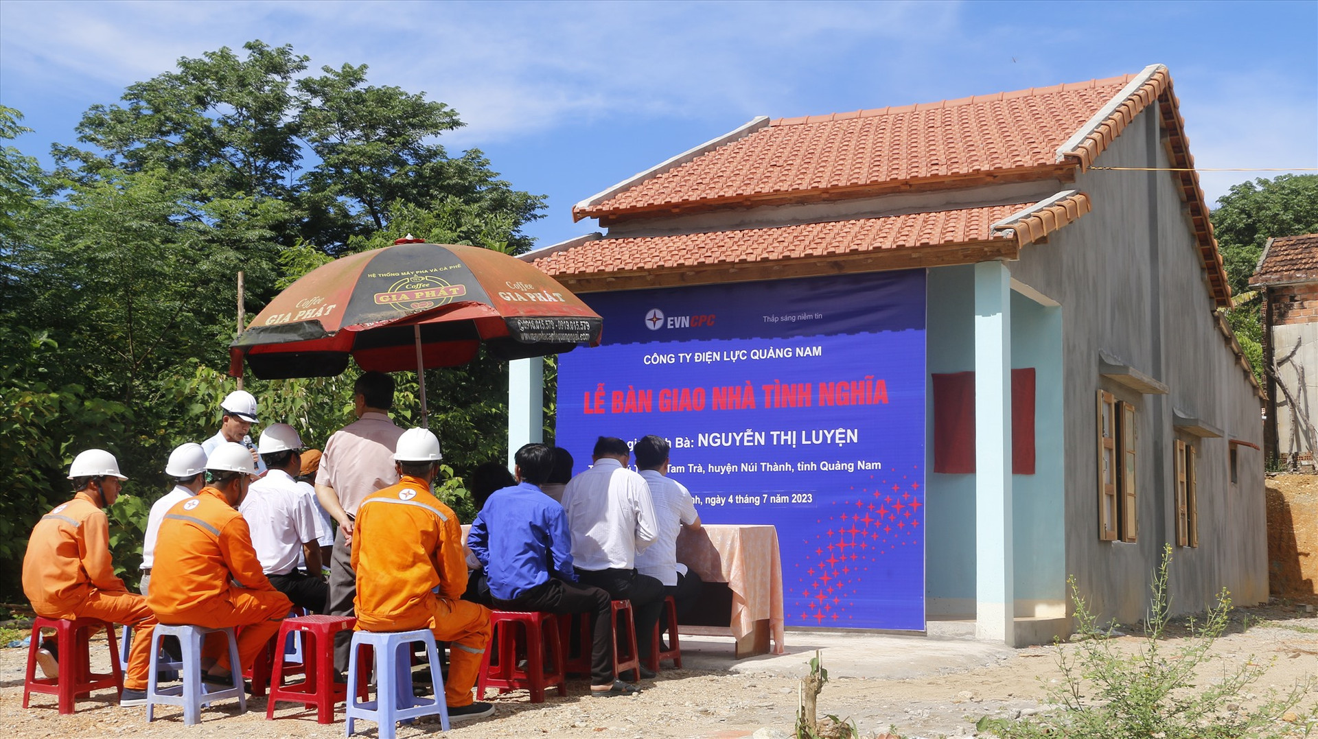 PC Quảng Nam hỗ trợ 60 triệu đồng xây dựng nhà tình nghĩa cho bà Nguyễn Thị Luyện. Ảnh: VH