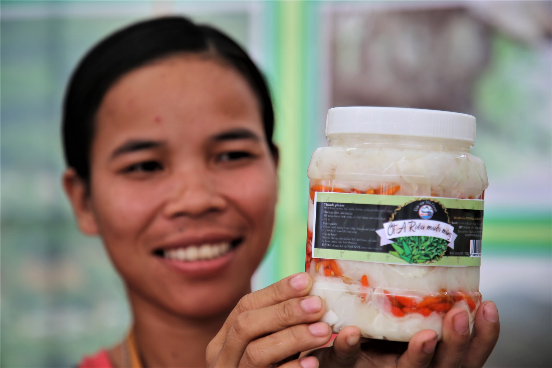 Ớt ariêu muối măng của xã Mà Cooih, sản phẩm OCOP lần đầu tiên tham gia hội chợ. Ảnh: A.N