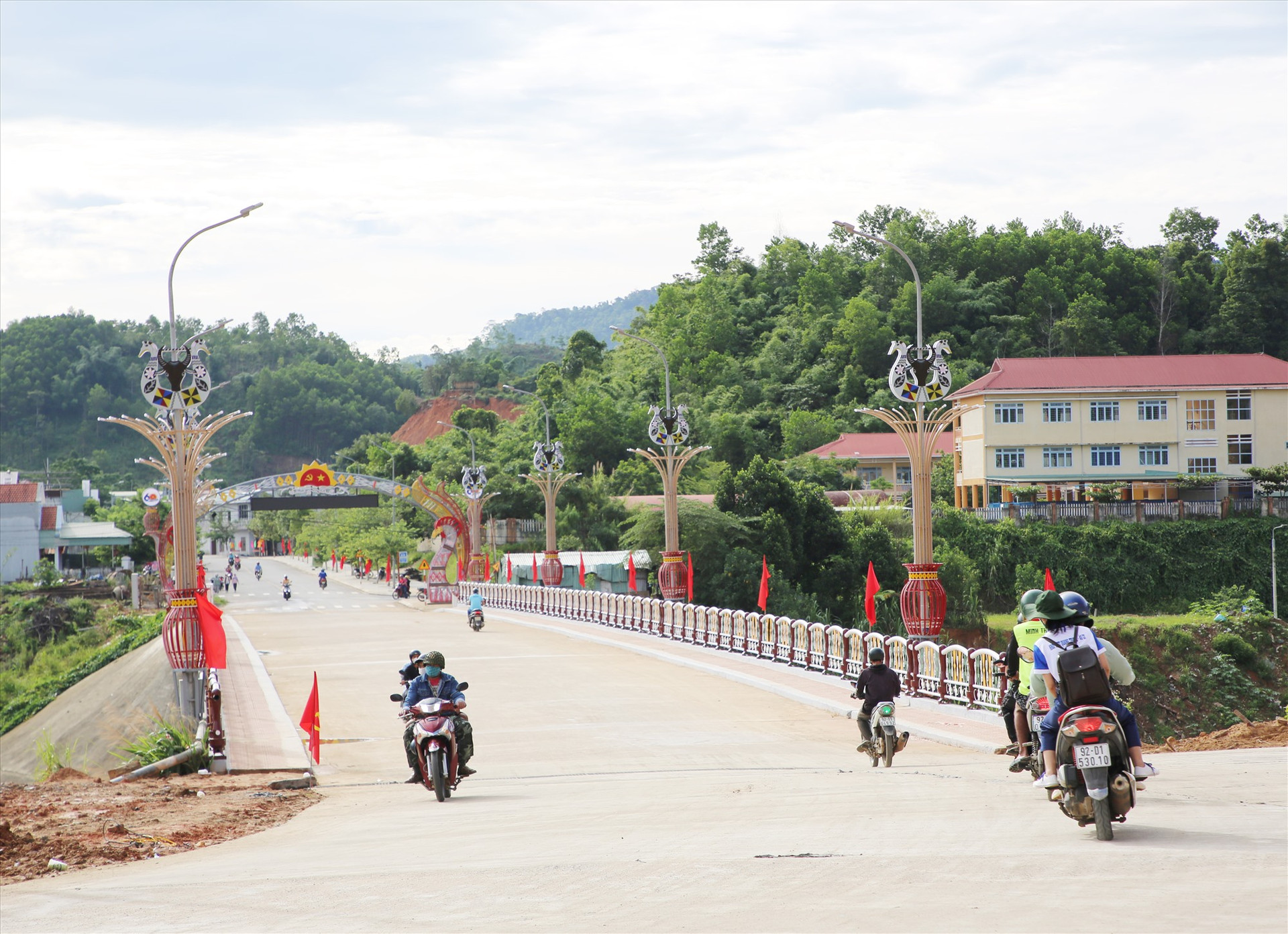 Sau 20 năm tái lập, hạ tầng cơ sở, đặc biệt là hệ thống đường giao thông huyên Đông Giang ngày càng được đầu tư, nâng cấp. Ảnh: ALĂNG NGƯỚC