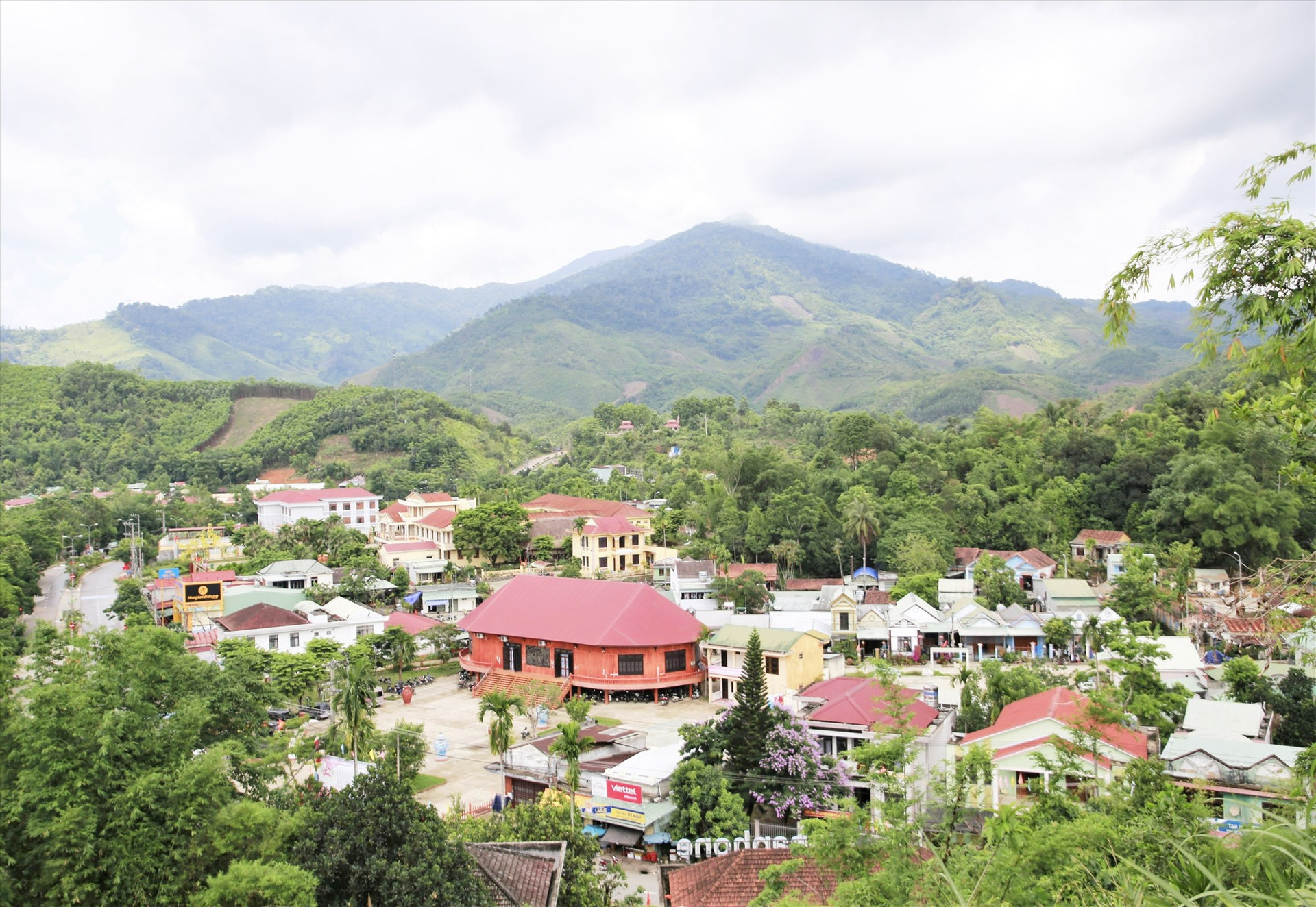 Một góc diện mạo trung tâm huyện Đông Giang. Ảnh: ALĂNG NGƯỚC