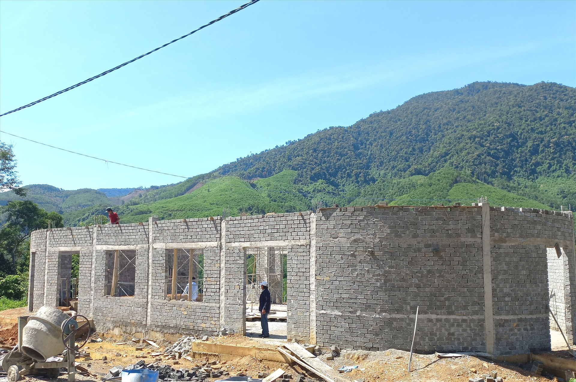 Nhà văn hóa thôn Bến Hiên (xã Kà Dăng) đang triển khai xây dựng.
