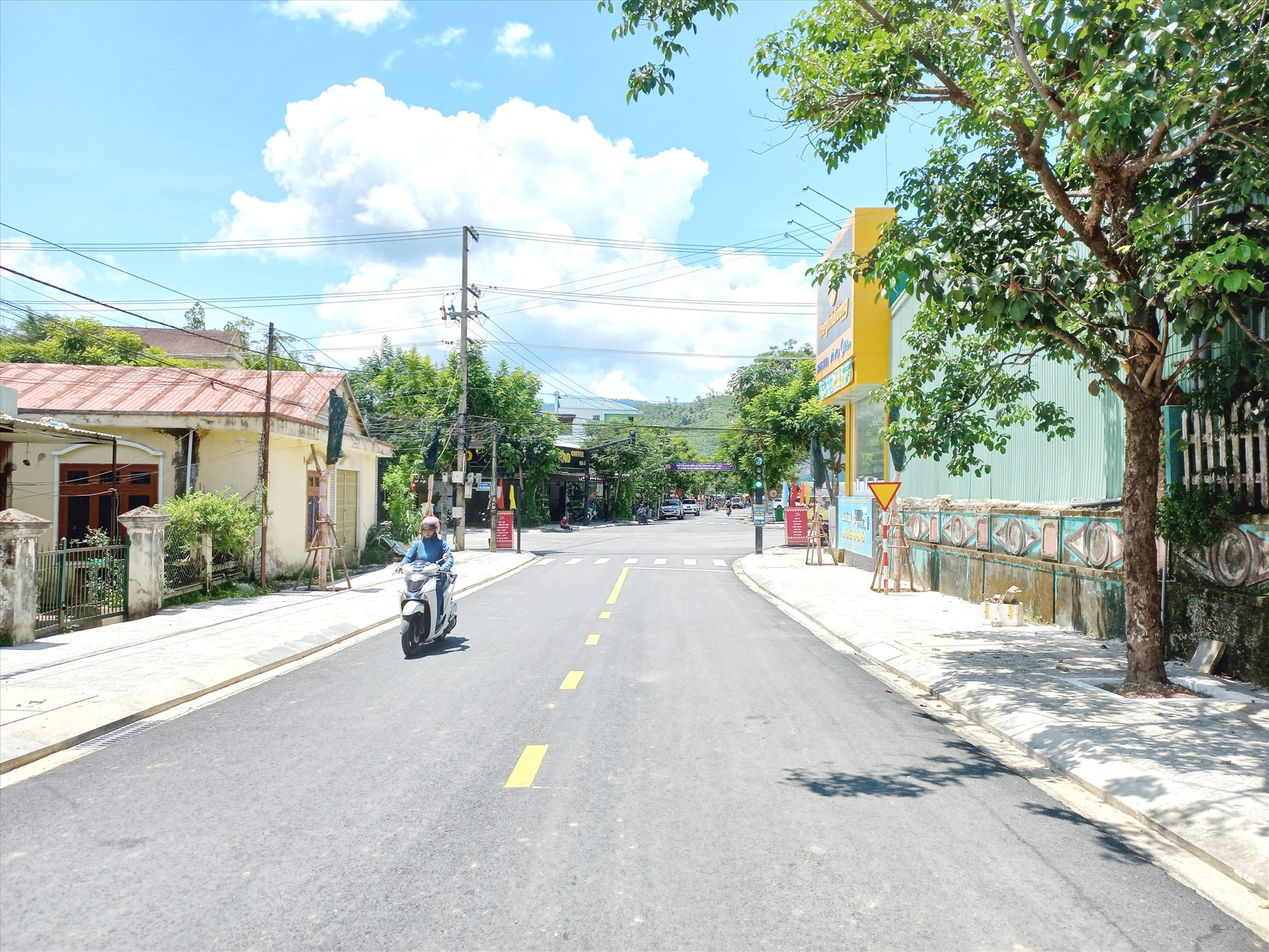 Đường Nguyễn Thị Minh Khai, thị trấn Prao vừa hoàn thành chỉnh trang. Ảnh: T.C.T