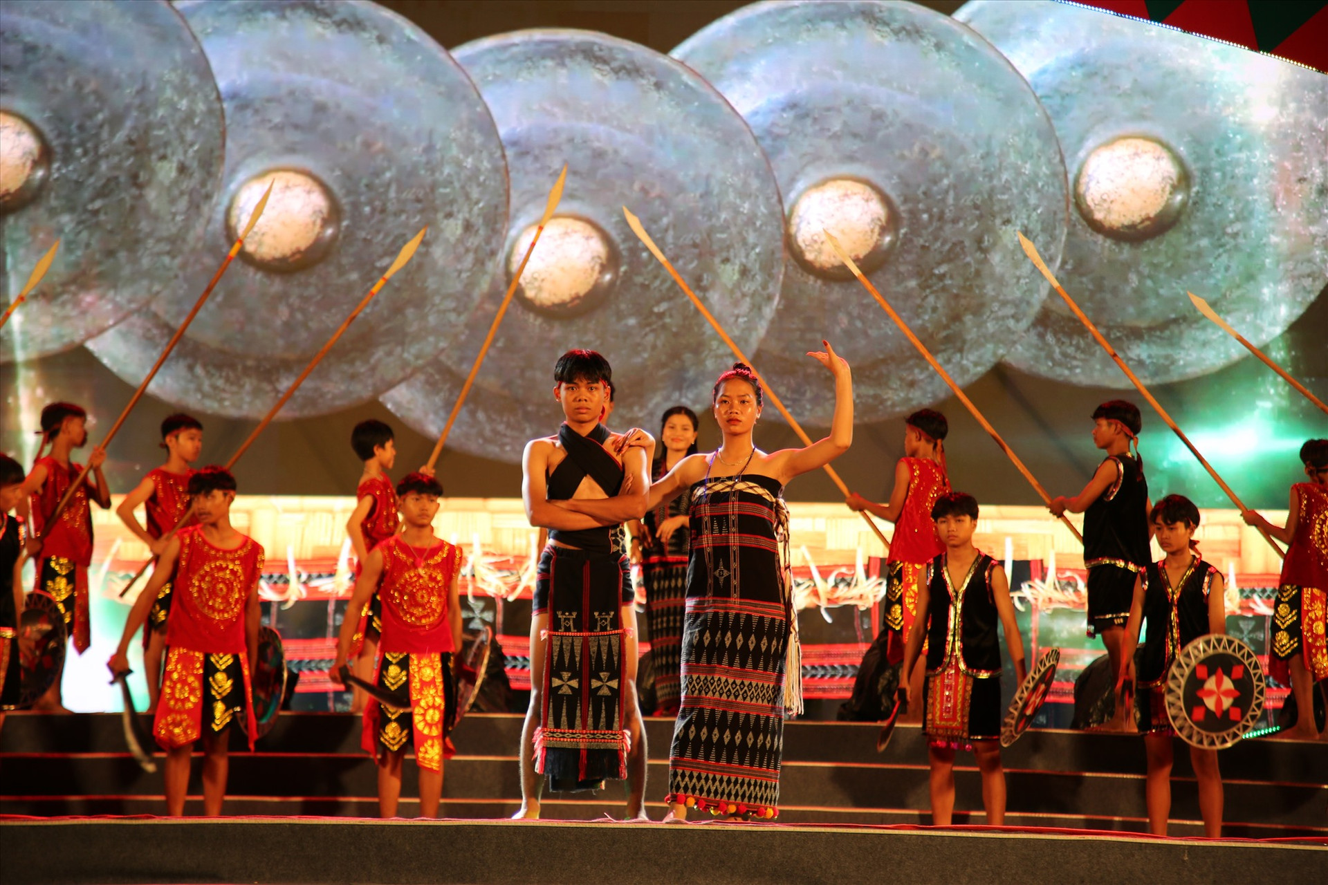 Đông Giang chào đón du khách bằng tiết mục trình diễn đậm sắc màu văn hóa Cơ Tu. Ảnh: A.N