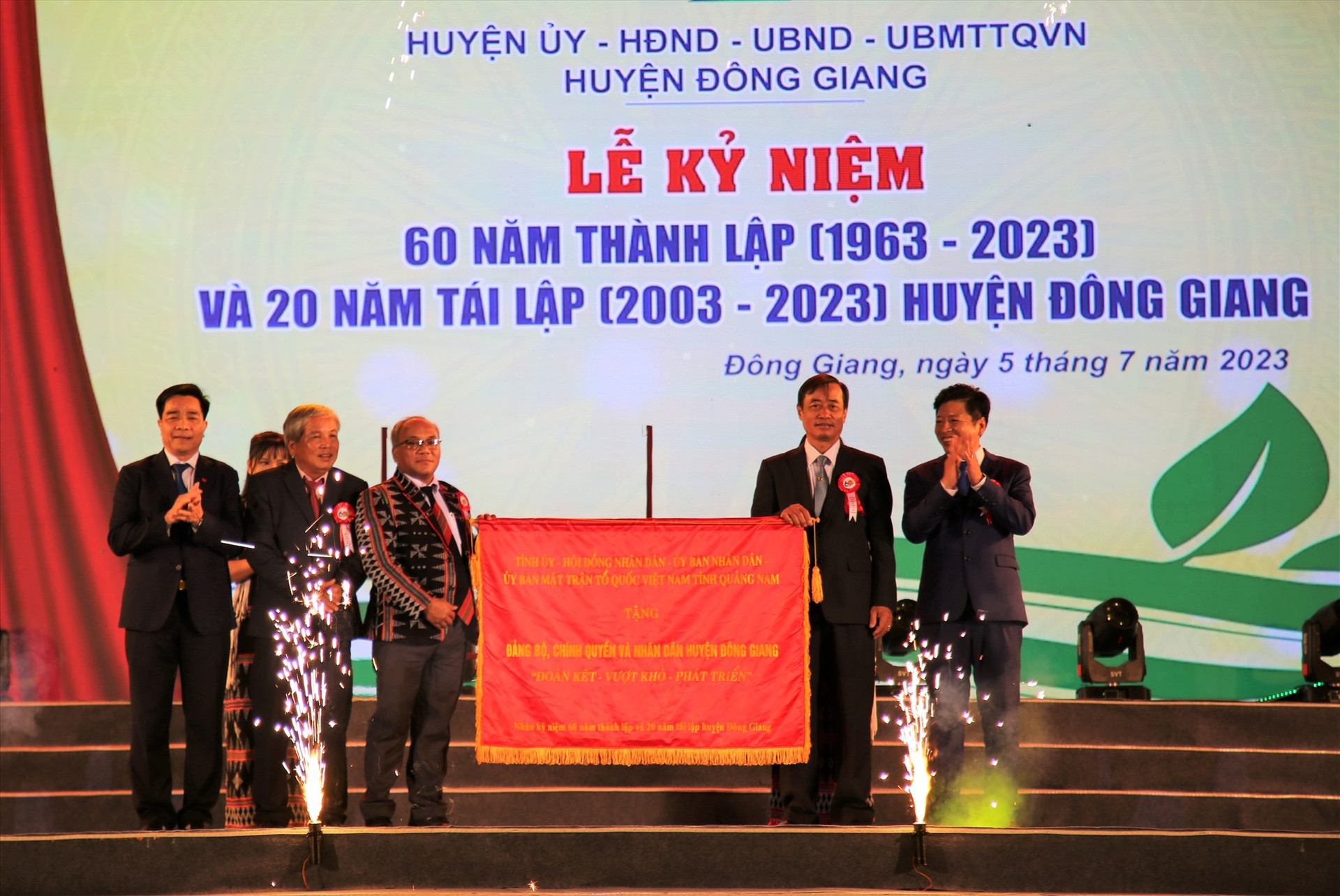 Đồng chí Lê Văn Dũng thay mặt lãnh đạo tỉnh tặng bức trướng cho huyện Đông Giang. Ảnh: A.N