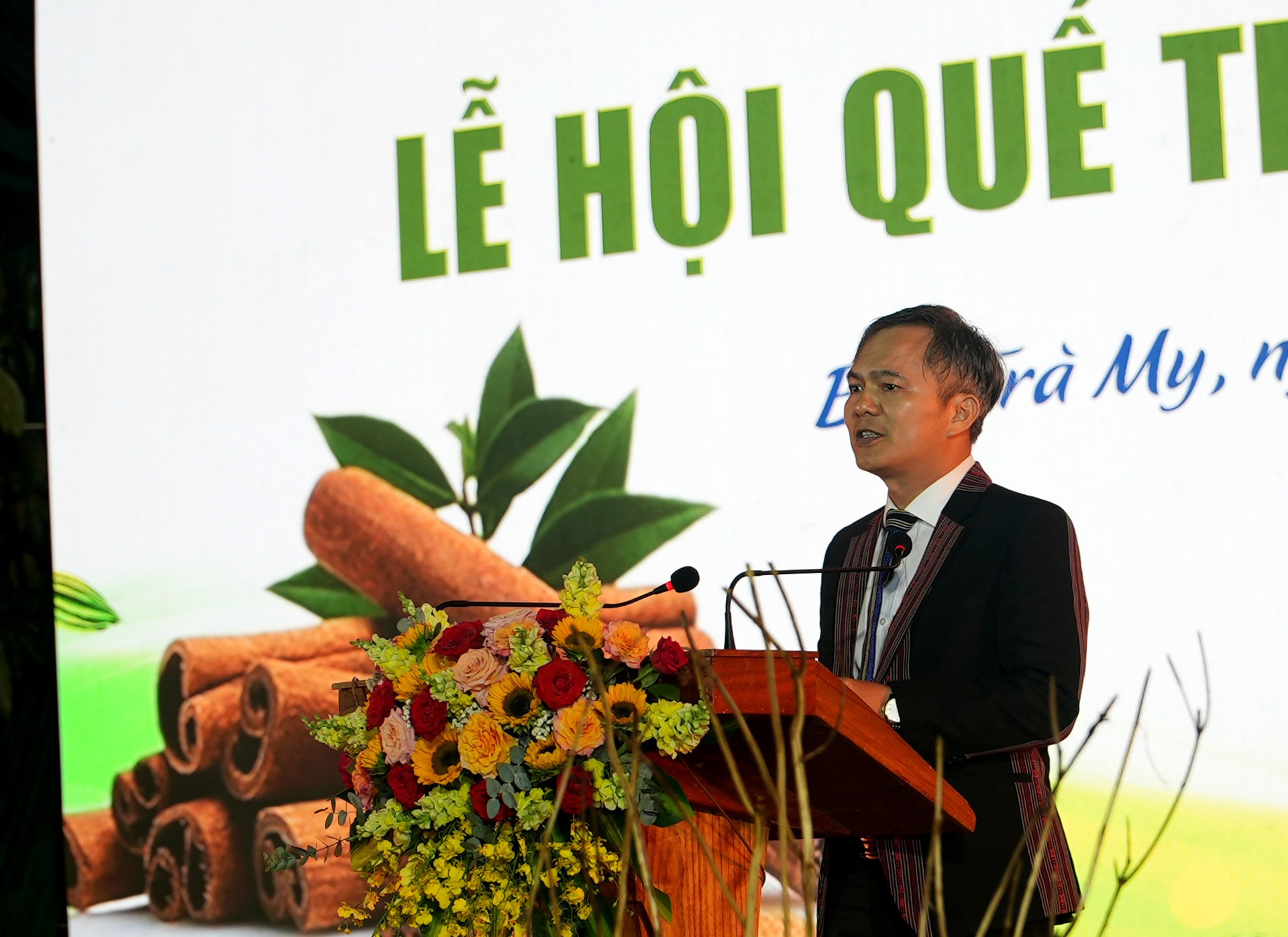 Ông Thái Hoàng Vũ - Chủ tịch UBND huyện Bắc Trà My phát biểu khai mạc lễ hội. Ảnh: Q.L