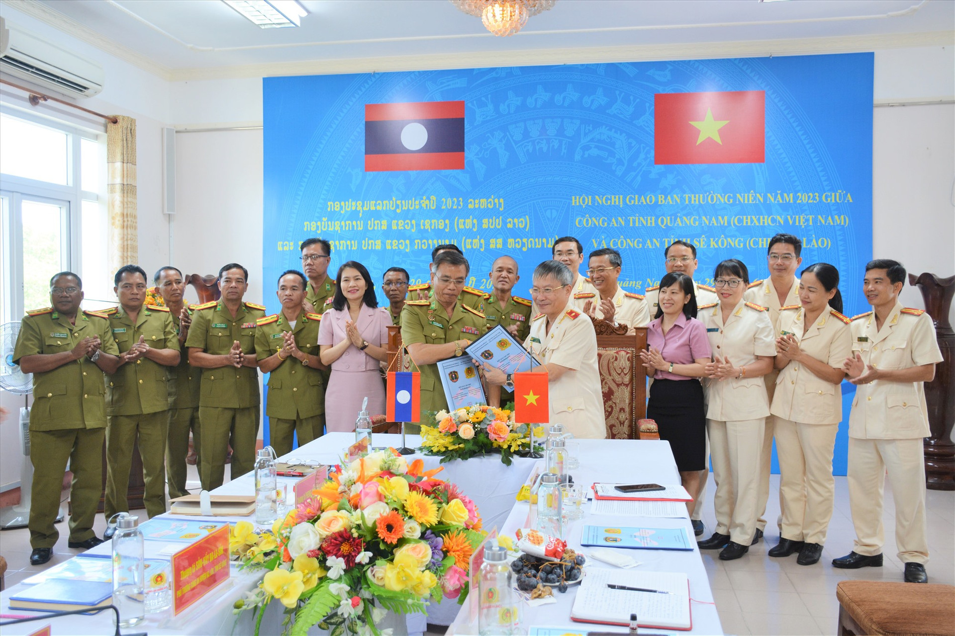 Lãnh đạo Công an tỉnh Quảng Nam và Công an tỉnh Sê Kông ký kết biên bản ghi nhớ hợp tác thường niên năm 2023. Ảnh:Công Tuấn