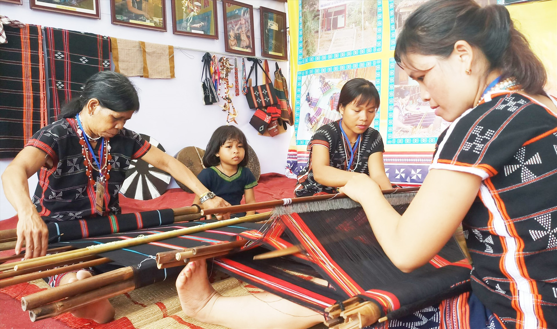 Nghề dệt thổ cẩm truyền thống đang trở thành sản phẩm du lịch độc đáo tại Đông Giang. Ảnh: Đ.N