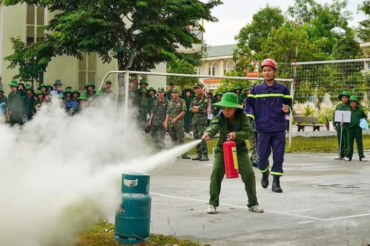 Cháu Nguyễn Ngọc Kiều Khanh được thực hành kỹ năng phòng cháy, chữa cháy trong “Học kỳ quân đội“. Ảnh: H.Đ