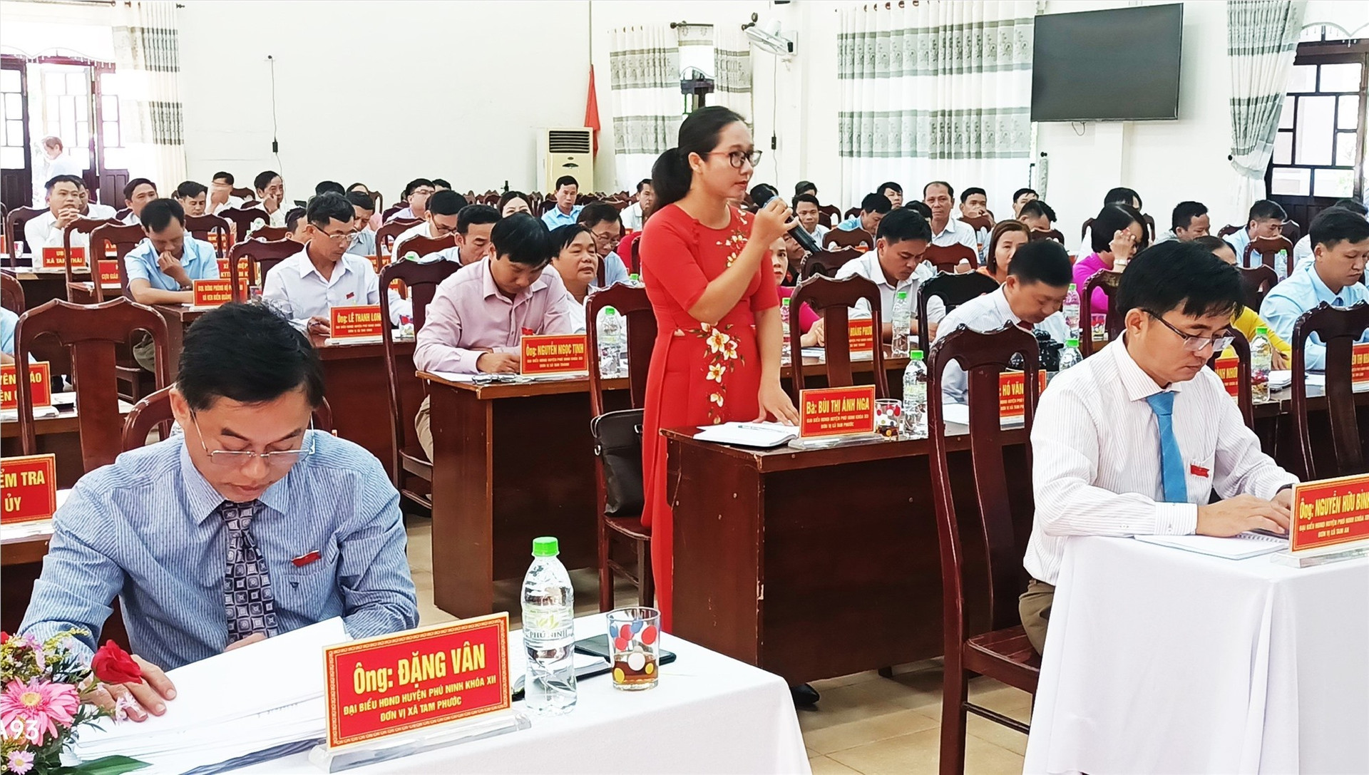 Đại biểu thảo luận tại Kỳ họp thứ 10, HĐND huyện Phú Ninh. Ảnh: N.Đ