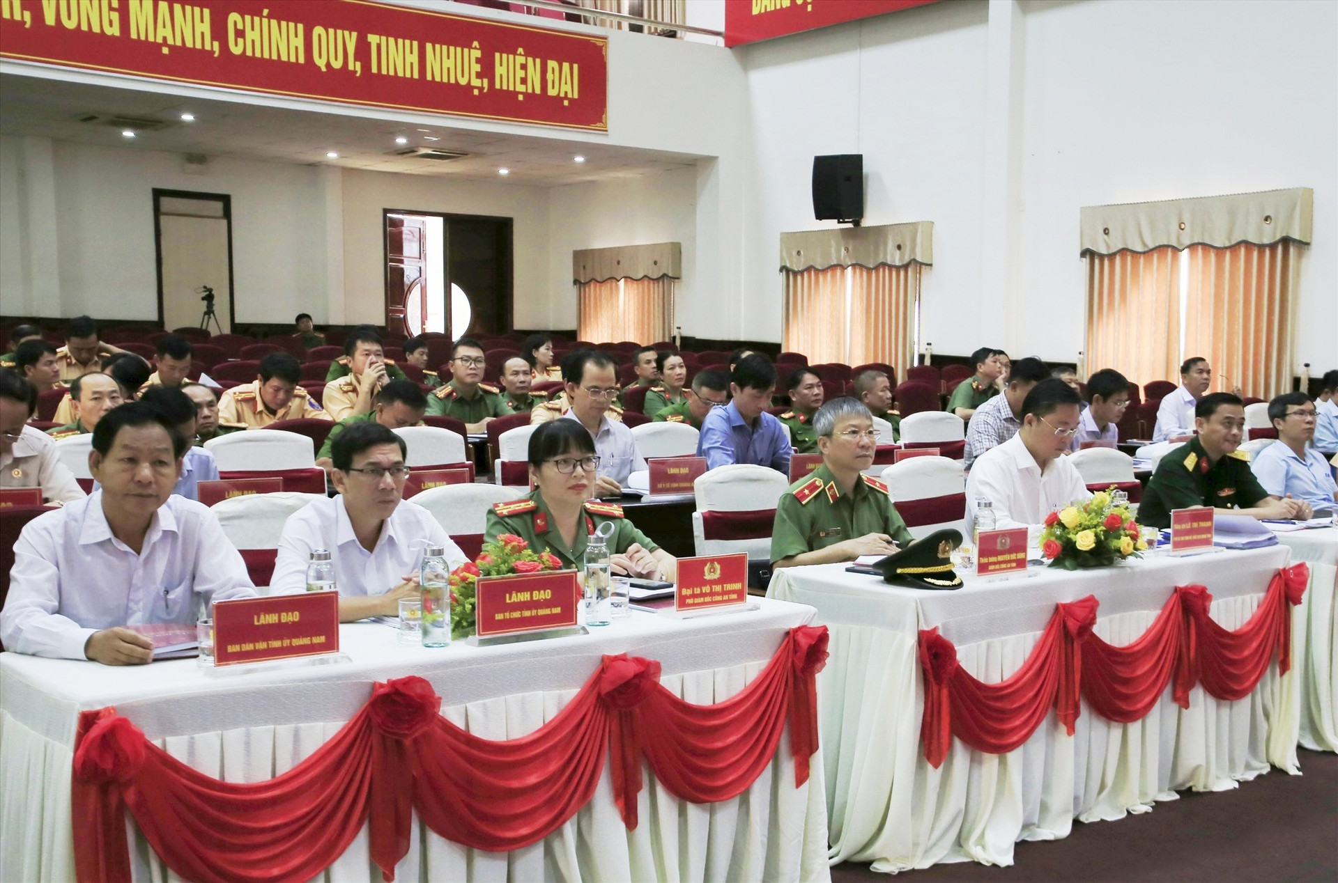 Các đại biểu dự hội nghị tại điểm cầu trực tuyến đặt tại trụ sở Công an Quảng Nam. Ảnh: T.C