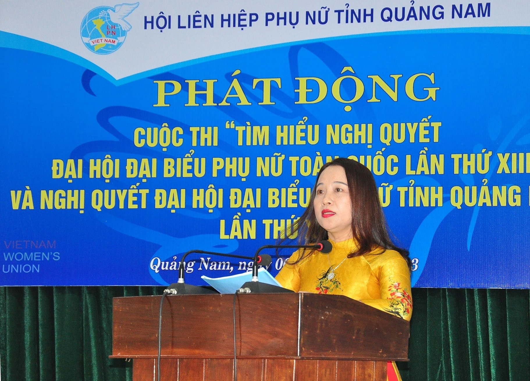 Bà Lê Thị Ánh Nguyệt - Phó Chủ tịch Hội LHPN tỉnh thông qua thể lệ cuộc thi. Ảnh: V.A