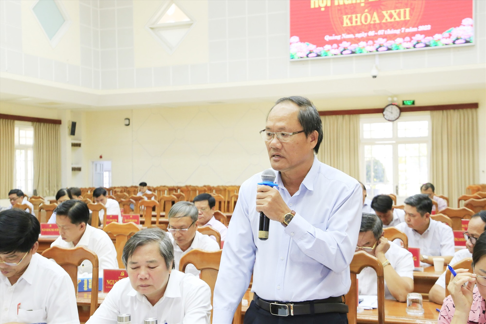 Ông Phạm Viết Tích - Giám đốc Sở NN&PTNT giải trình làm rõ thêm các đối với các chỉ tiêu dự kiến khó đạt đến năm 2025 liên quan đến xây dựng nông thôn mới, phát triển rừng. Ảnh: P.V