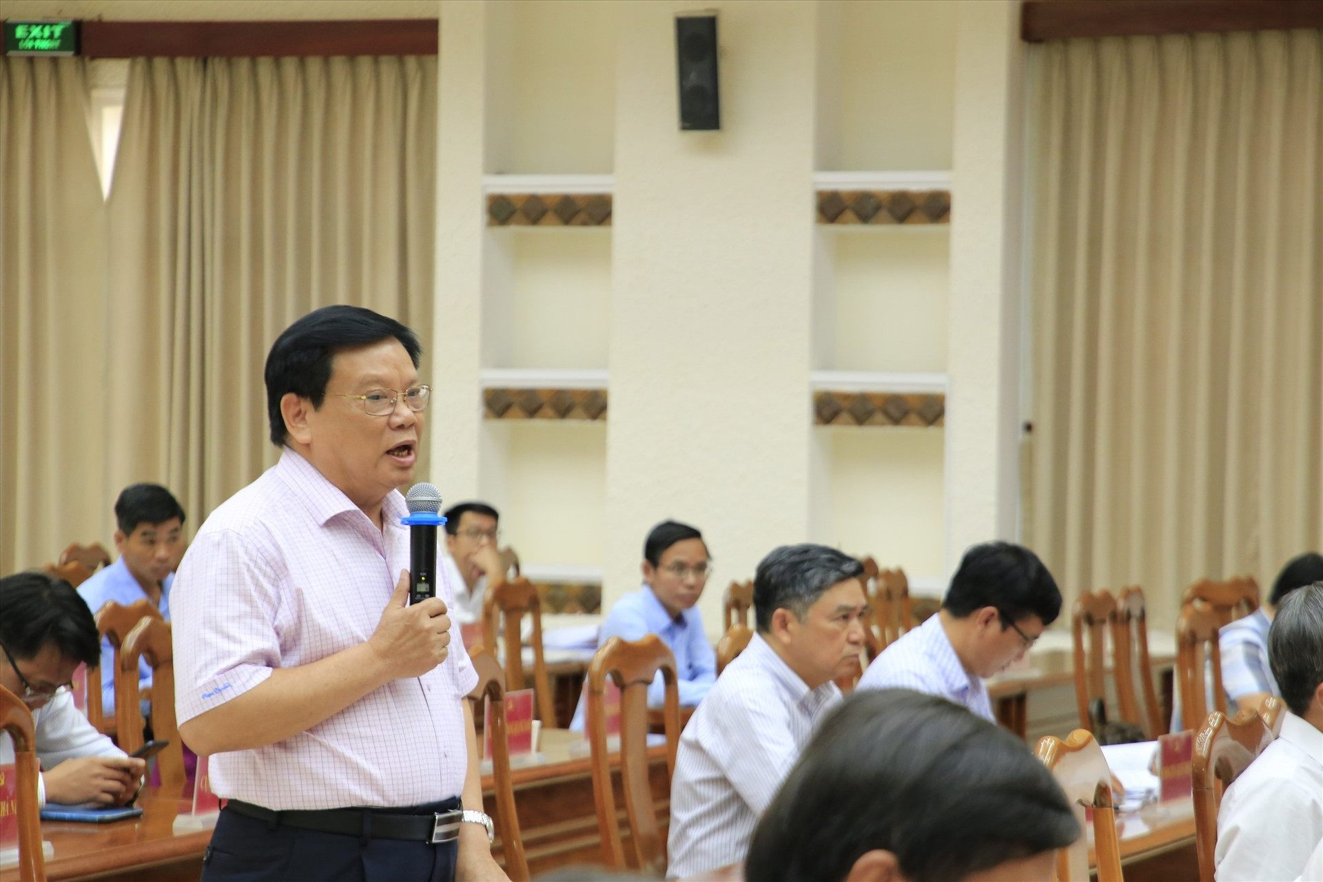 Ông Thái Viết Tường - Giám đốc Sở GD-ĐT thảo luận về chỉ tiêu phát triển giáo dục, đào tạo đến thời điểm giữa nhiệm kỳ. Ảnh: P.V