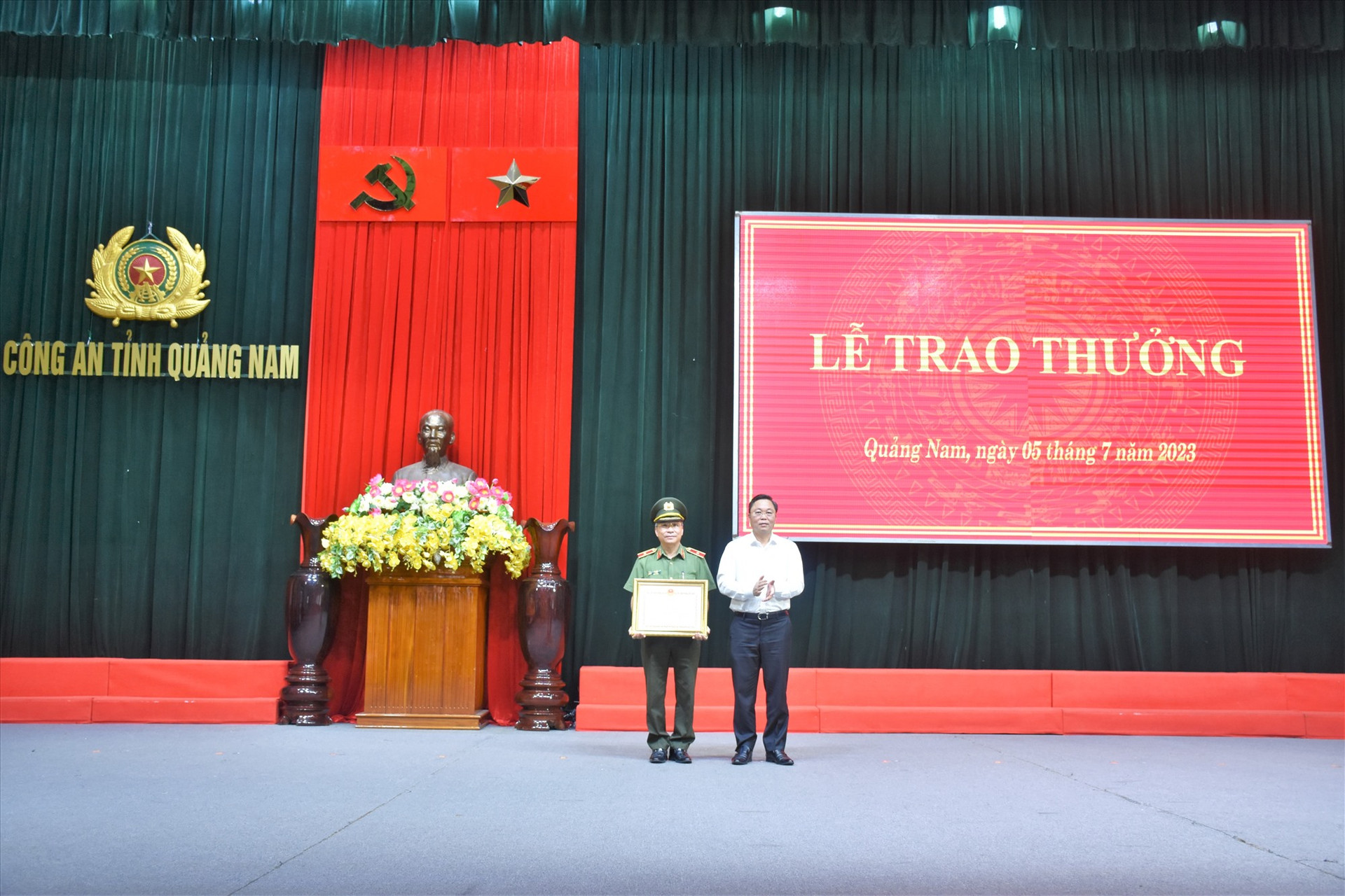 Chủ tịch UBND tỉnh Lê Trí Thanh trao Bằng khen của UBND tỉnh cho Công an tỉnh Quảng Nam về thành tích xuất sắc trong công tác tổ chức diễn tập PCCC và CNCH cấp tỉnh.