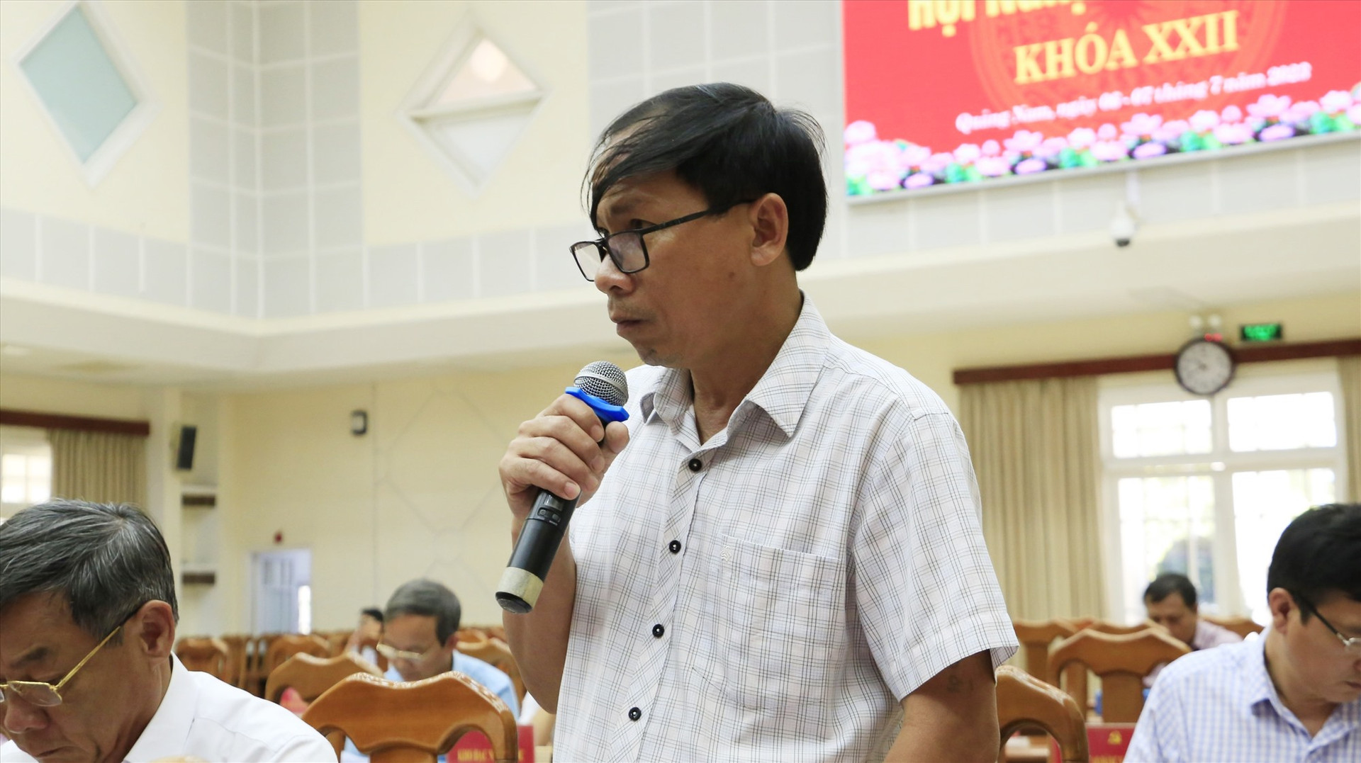 Ông Lê Thanh Hưng - Bí thư Huyện ủy Nam Trà My nêu ra các khó khăn trong giải ngân vốn đầu tư theo chương trình mục tiêu xây dựng nông thôn mới. Ảnh: P.V