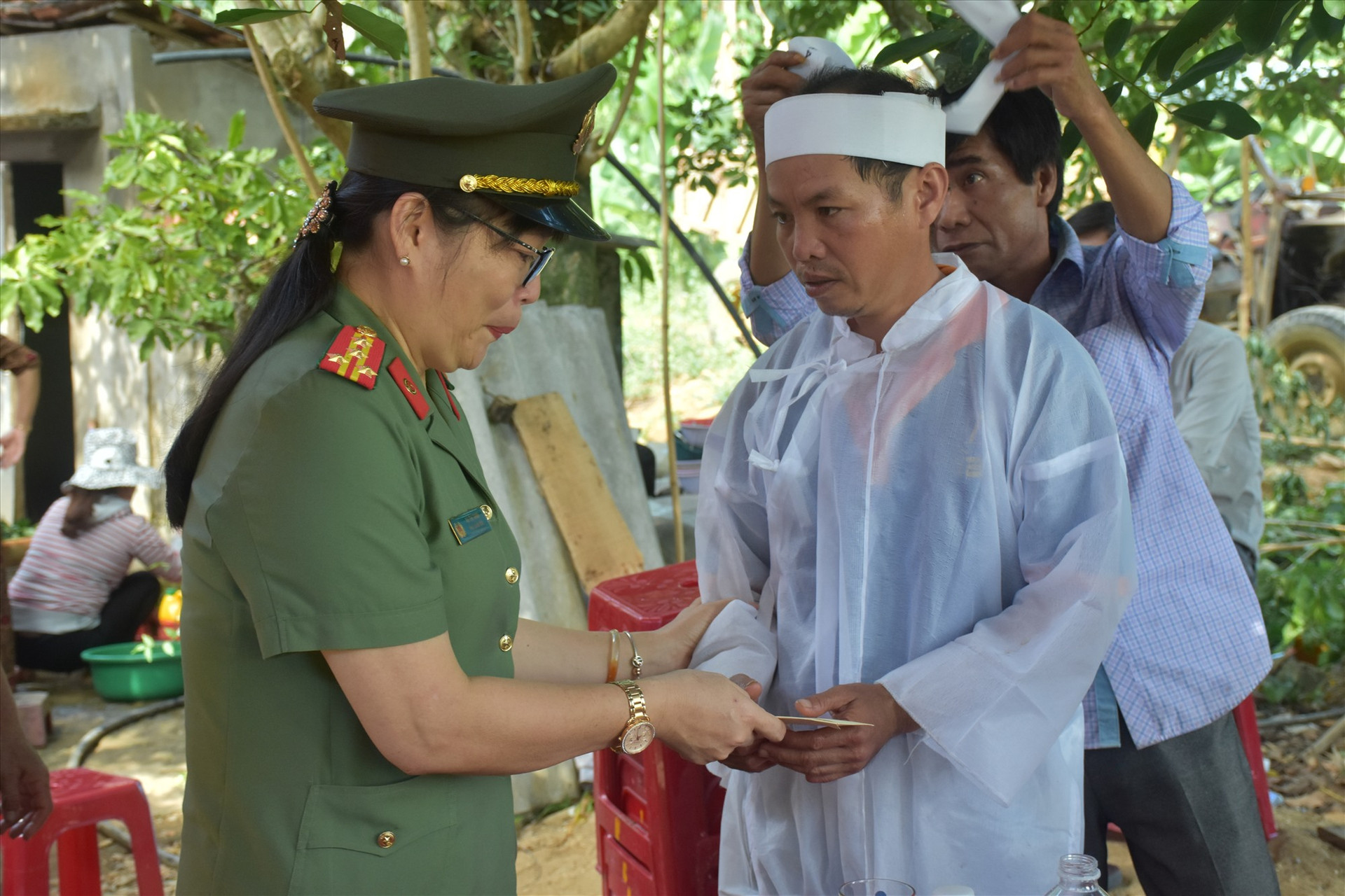 Đại tá Võ Thị Trinh thăm hỏi, động viên gia đình anh Võ Hồng Tuấn. Ảnh: M.T