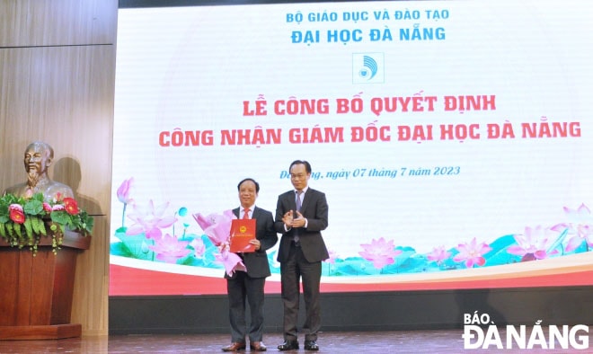 Thứ trưởng Hoàng Minh Sơn trao quyết định cho PGS.TS Nguyễn Ngọc Vũ. Ảnh: NGỌC HÀ