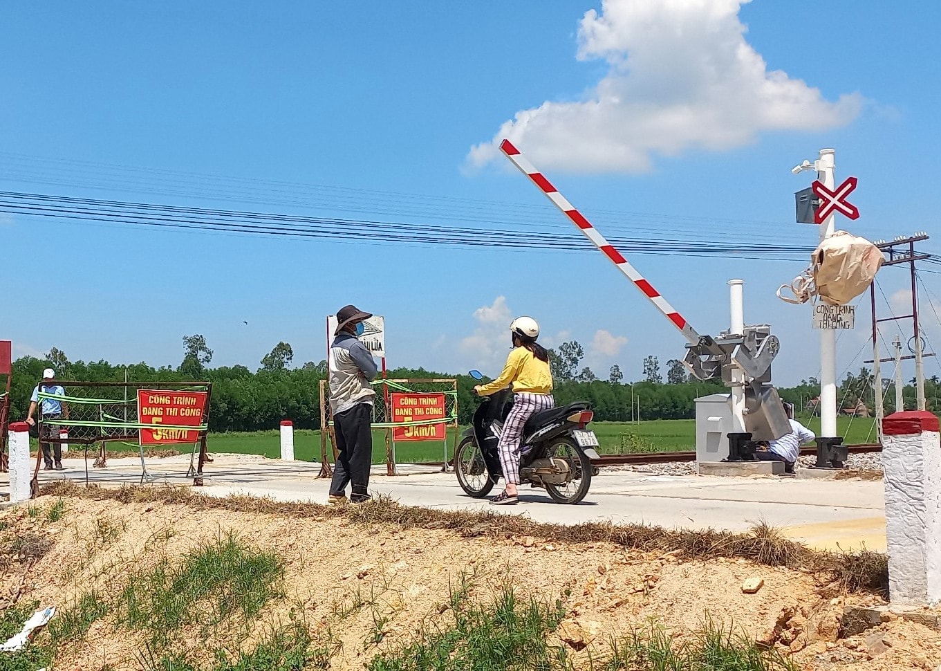 Thăng Bình làm đường ngang hợp pháp có cần chắn tự động trên tuyến ĐH10.TB, băng qua đường sắt tại xã Bình Chánh đã đưa vào sử dụng năm 2022. Ảnh: T.C.T