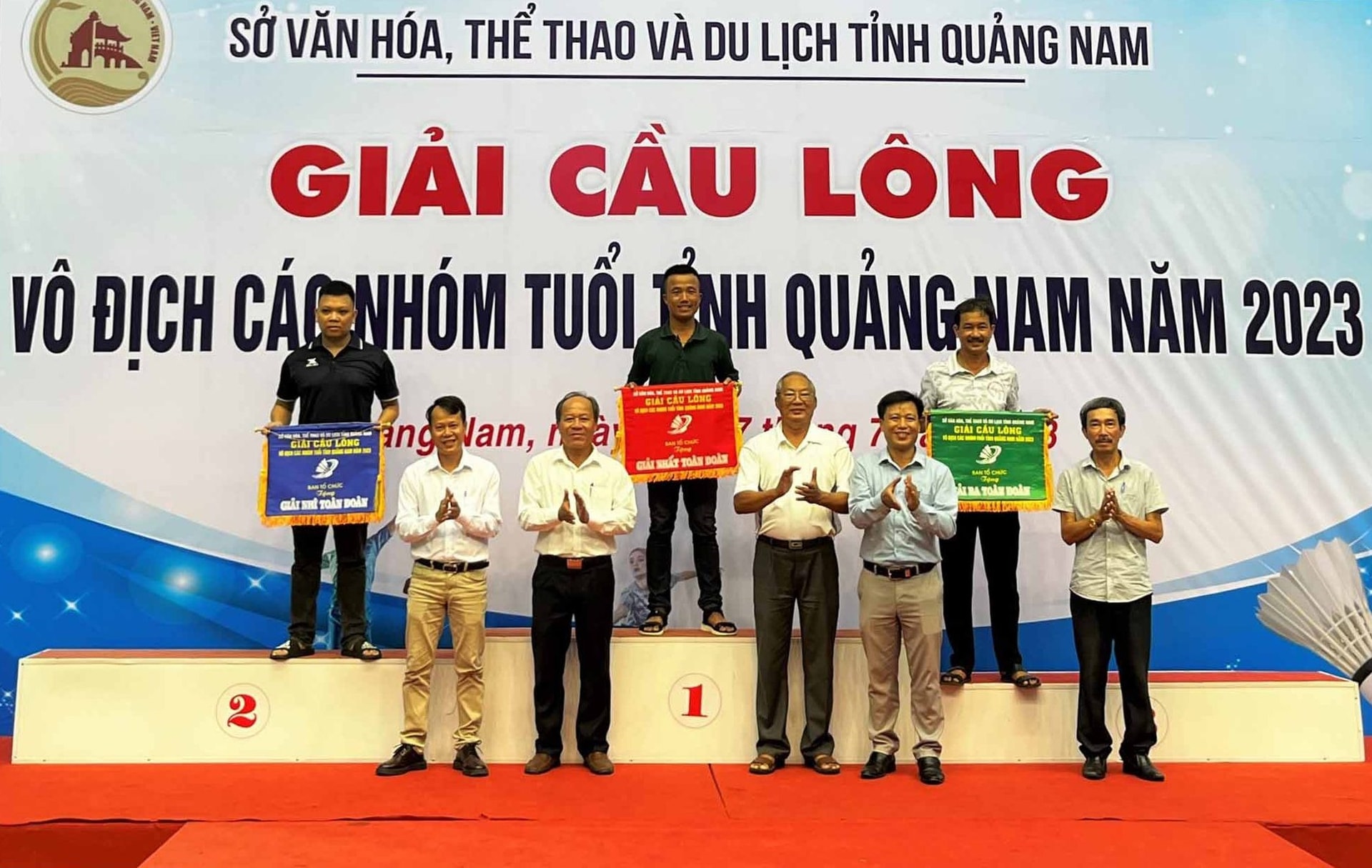 Trao giải nhất, nhì, ba toàn đoàn cho Điện Bàn, Hiệp Đức và Núi Thành. Ảnh: T.V