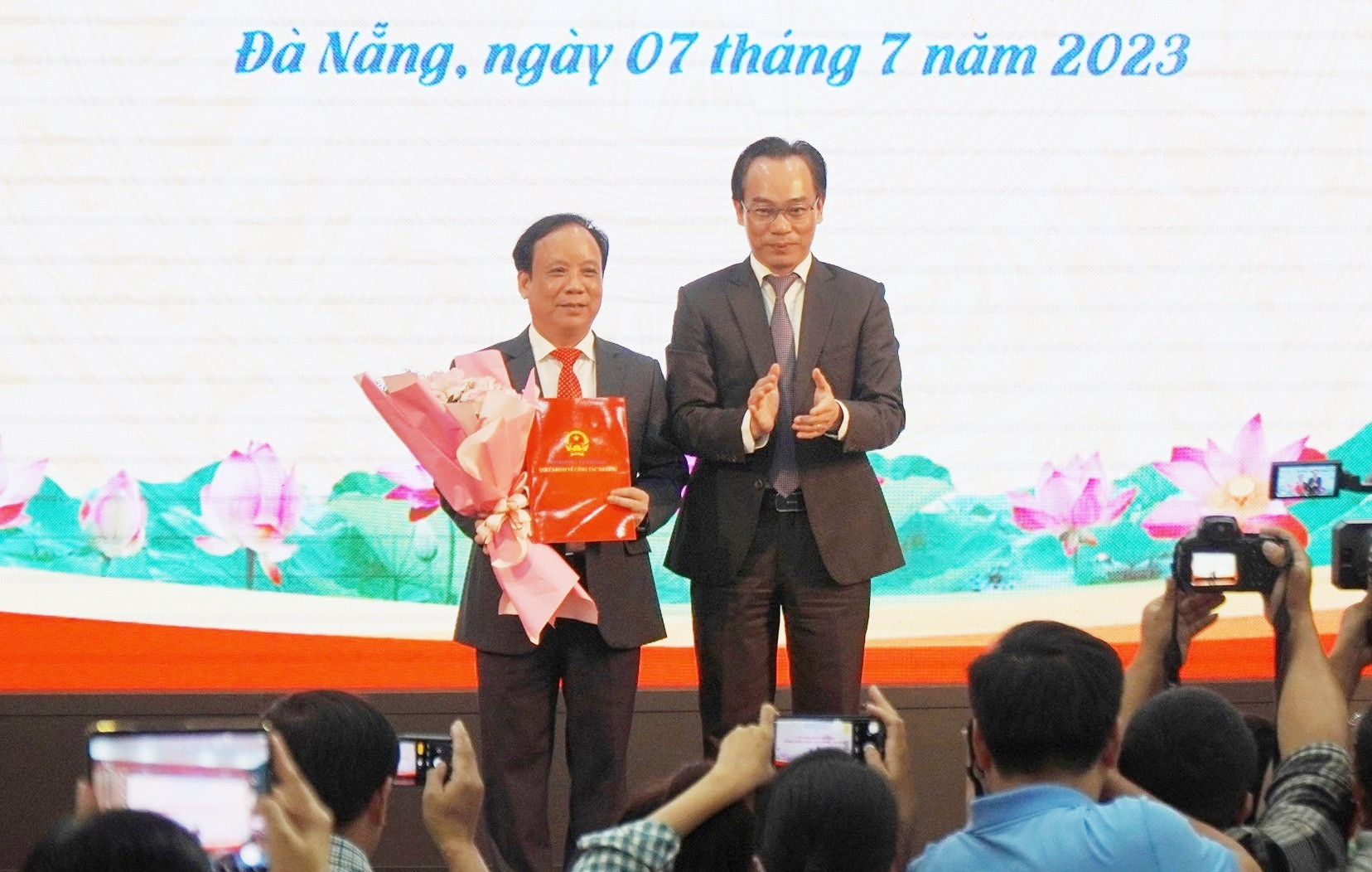 Thứ trưởng Bộ GD&ĐT Hoàng Minh Sơn trao Quyết định và tặng hoa chúc mừng Giám đốc Nguyễn Ngọc Vũ. Anhr NTB