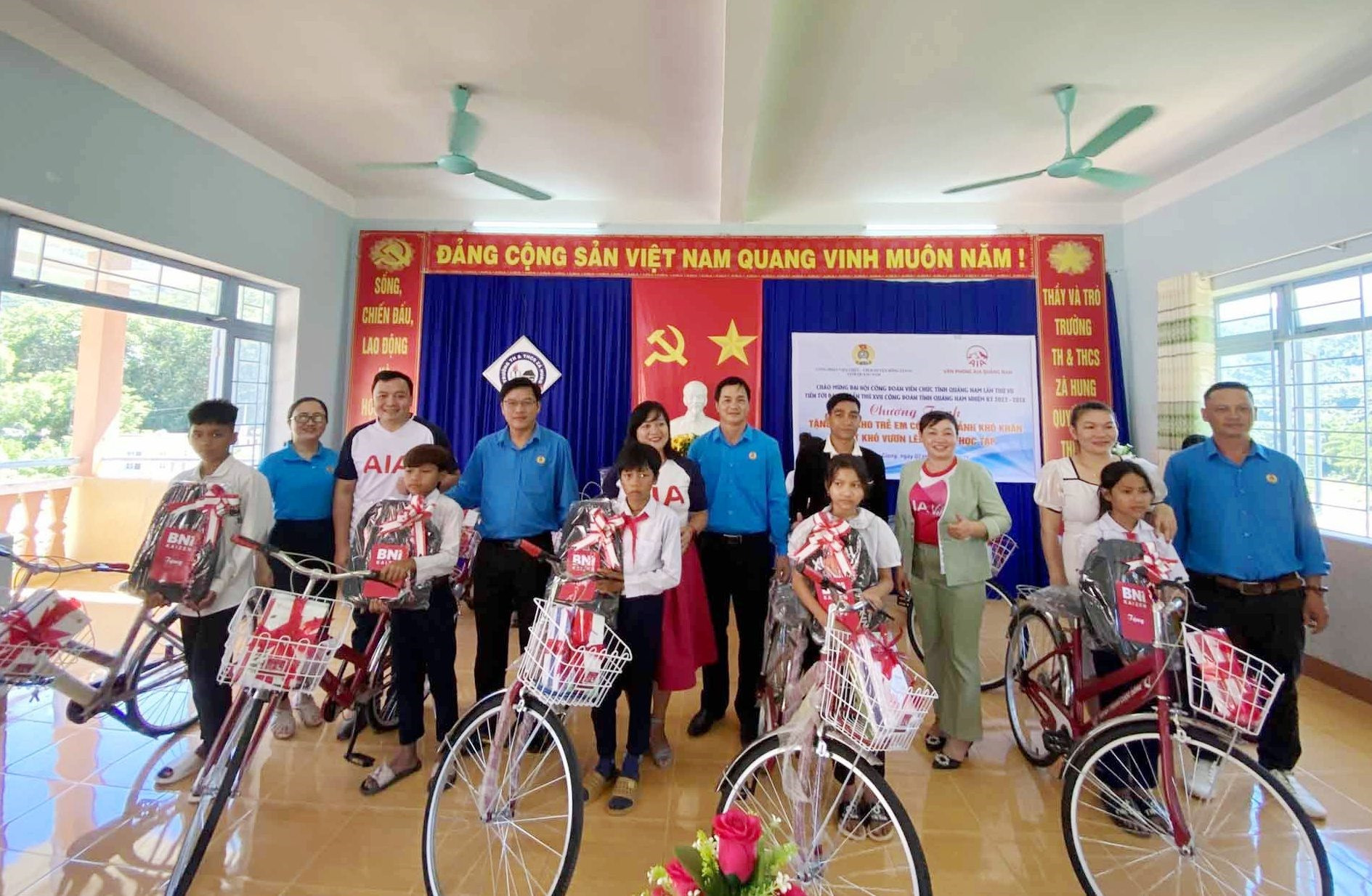 Công đoàn Viên Chức tỉnh cùng các đơn vị trao xe đạp cho các em học sinh. Ảnh: H.Q