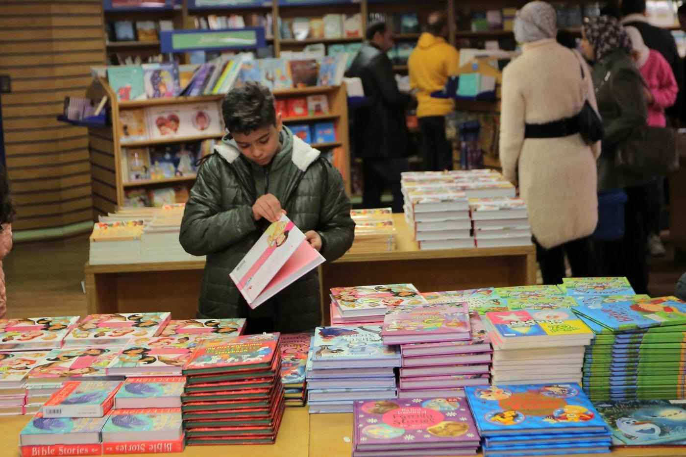 Nhiều độc giả ghé thăm hội chợ sách nổi Logos Hope. Ảnh: Middleeastey1