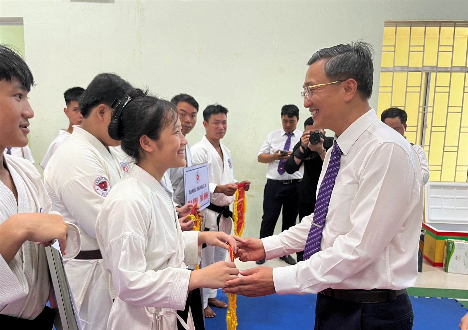 Phó Giám đốc Công an tỉnh Nguyễn Thành Long tặng cờ lưu niệm cho các đoàn. Ảnh: T.V