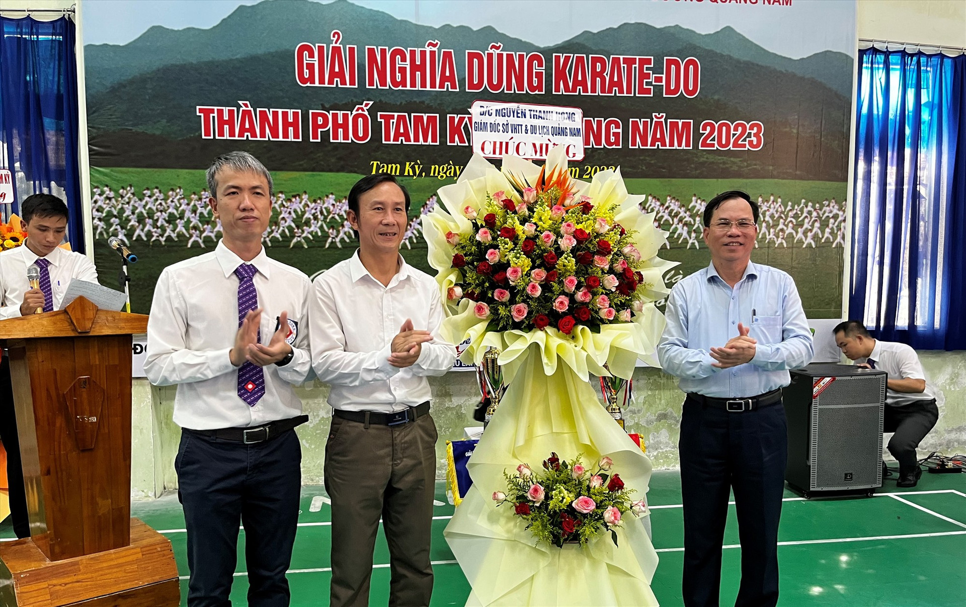Giám đốc Sở VH-TT&DL Nguyễn Thanh Hồng tặng hoa chúc mừng giải đấu. Ảnh: T.V