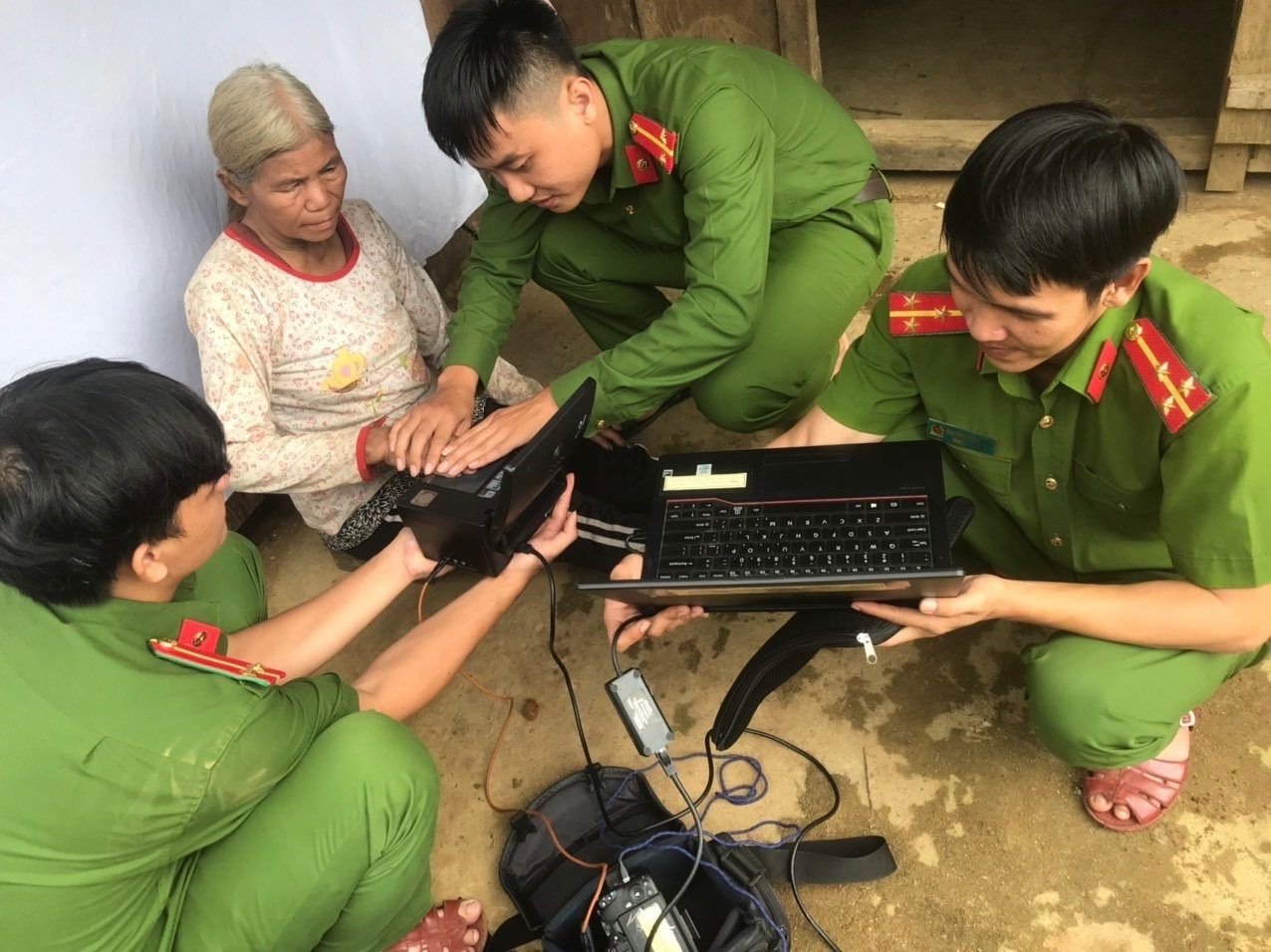 Lực lượng Công an xã của huyện Nam Trà My đã tăng cường hỗ trợ, cài đặt và cấp mã định danh điện tử cho người dân trên địa bàn. Ảnh:N.P