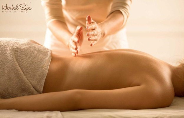 Liệu pháp massage toàn thân giúp giảm stress hiệu quả.