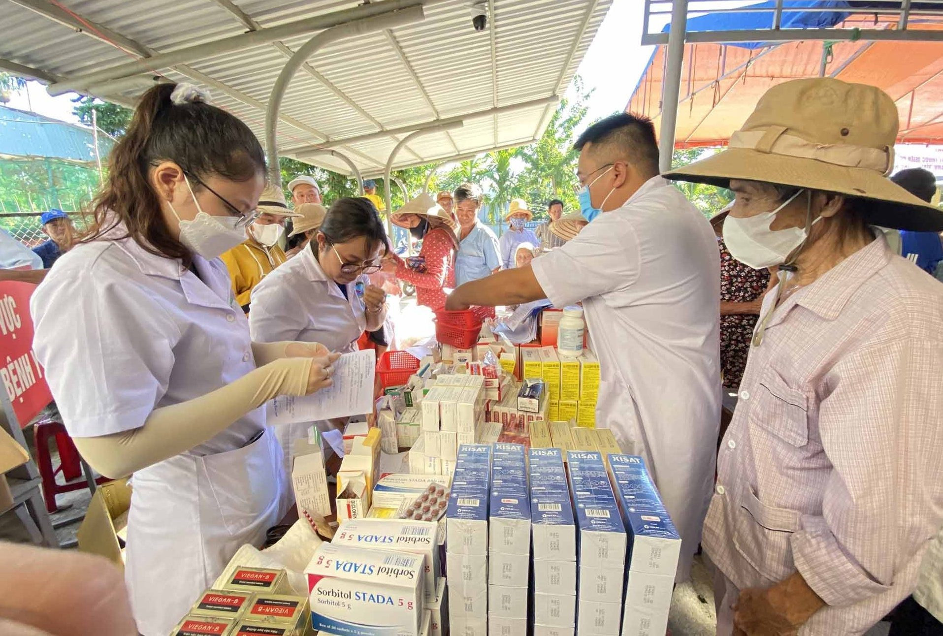 Phát thuốc miễn phí cho người dân xã miền núi Tam Trà. Ảnh: Q.C