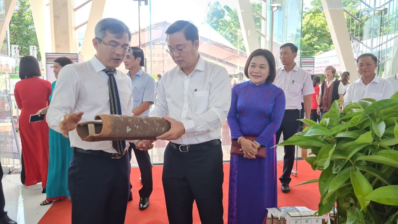 Quang Nam leaders taking part in the festival