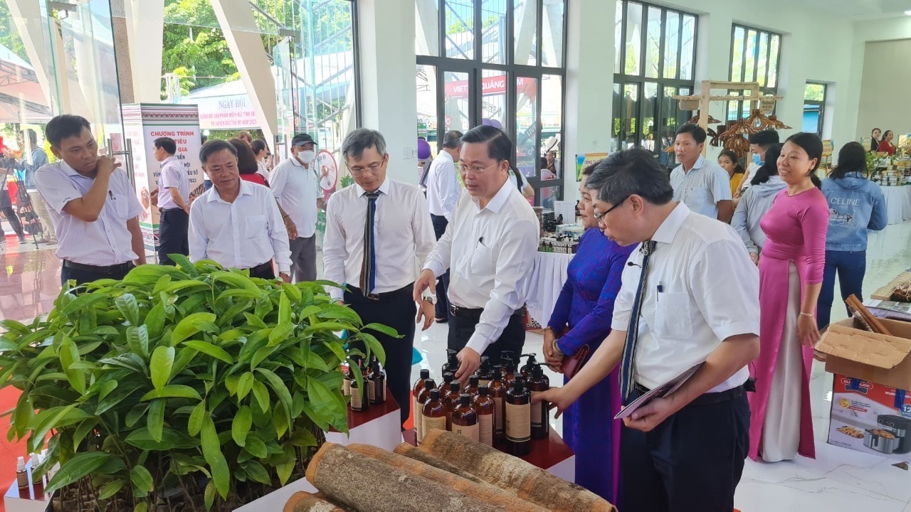 Products made of/from cinnamon trees.