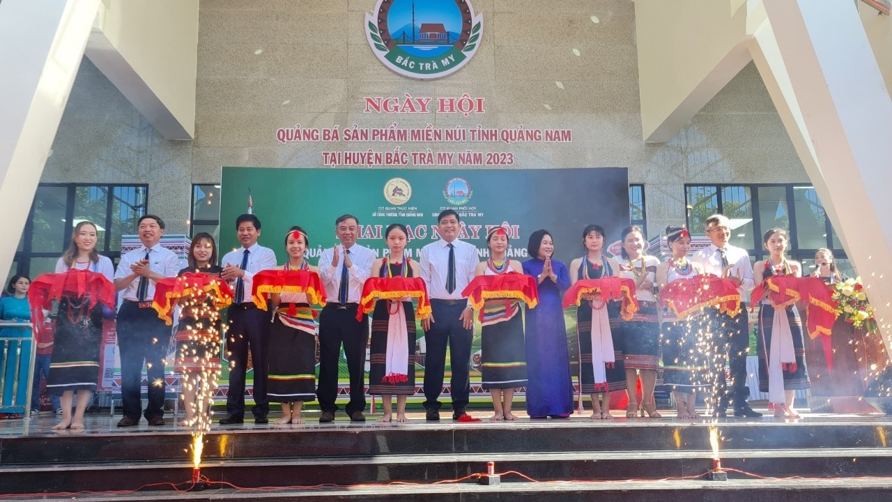 There was 80 stalls to display products from Bac Tra My, Nam Giang, Dong Giang, Tay Giang, Phuoc Son, Hiep Duc, Nam Tra My, especially cinnamon products