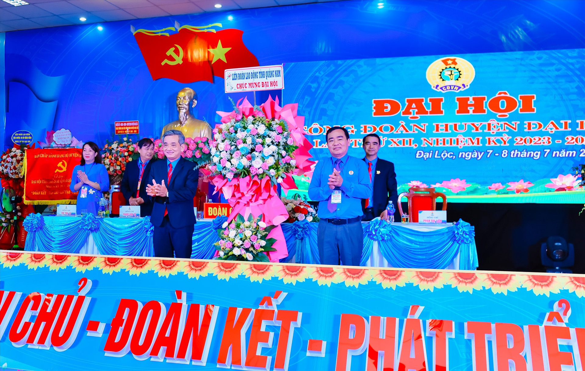 Ông Phan Xuân Quang - Chủ tịch LĐLĐ tỉnh trao tặng lẵng hoa chúc mừng đại hội. Ảnh: H.L