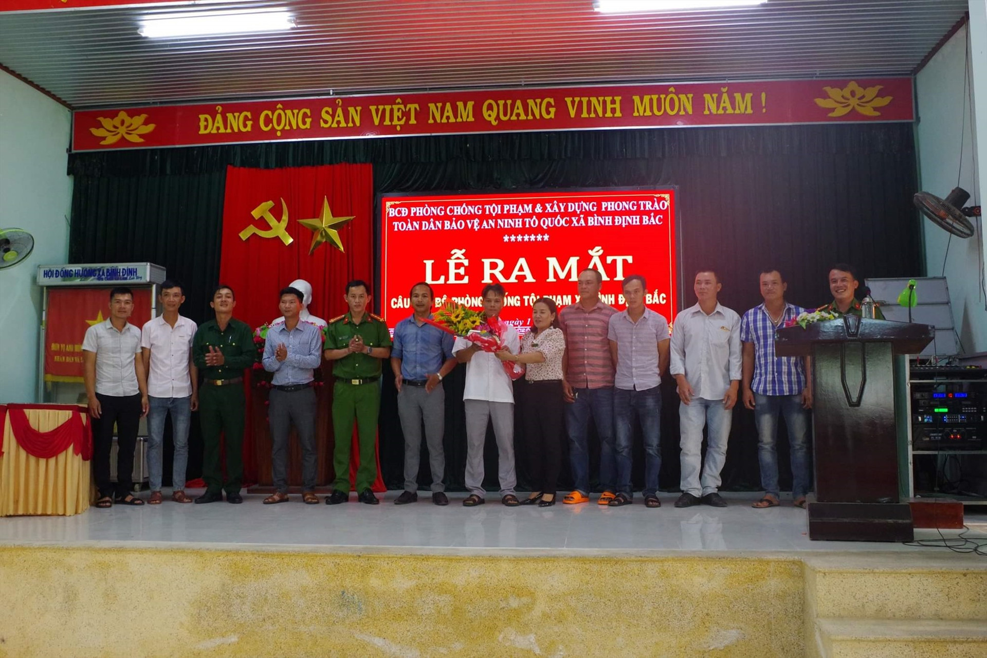 Ra mắt CLB Phòng chống tội xã Bình Định Bắc. Ảnh: PV