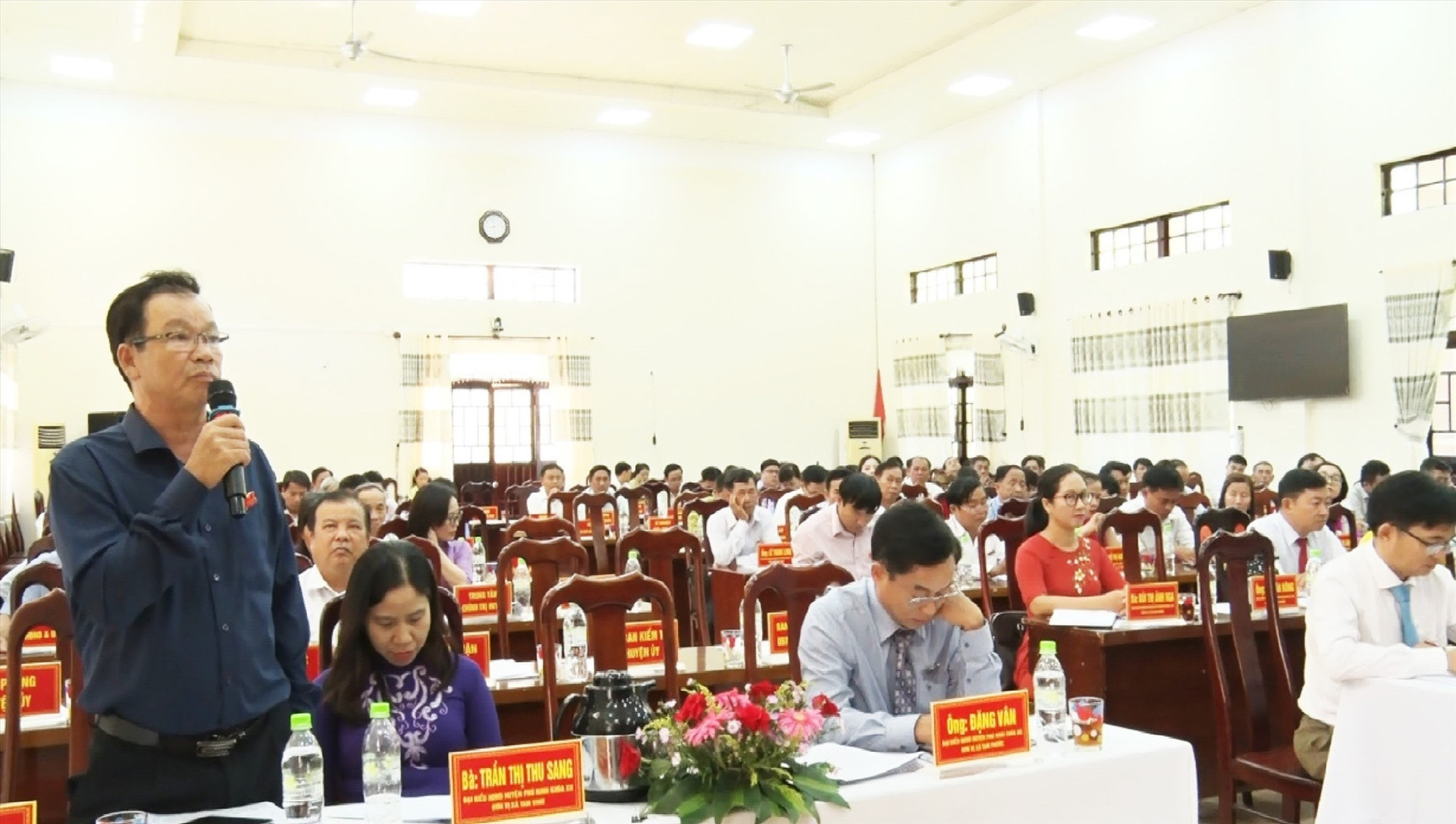 Đại biểu thảo luận tại Kỳ họp thứ 10, HĐND huyện Phú Ninh (khóa XII). Ảnh: P.V