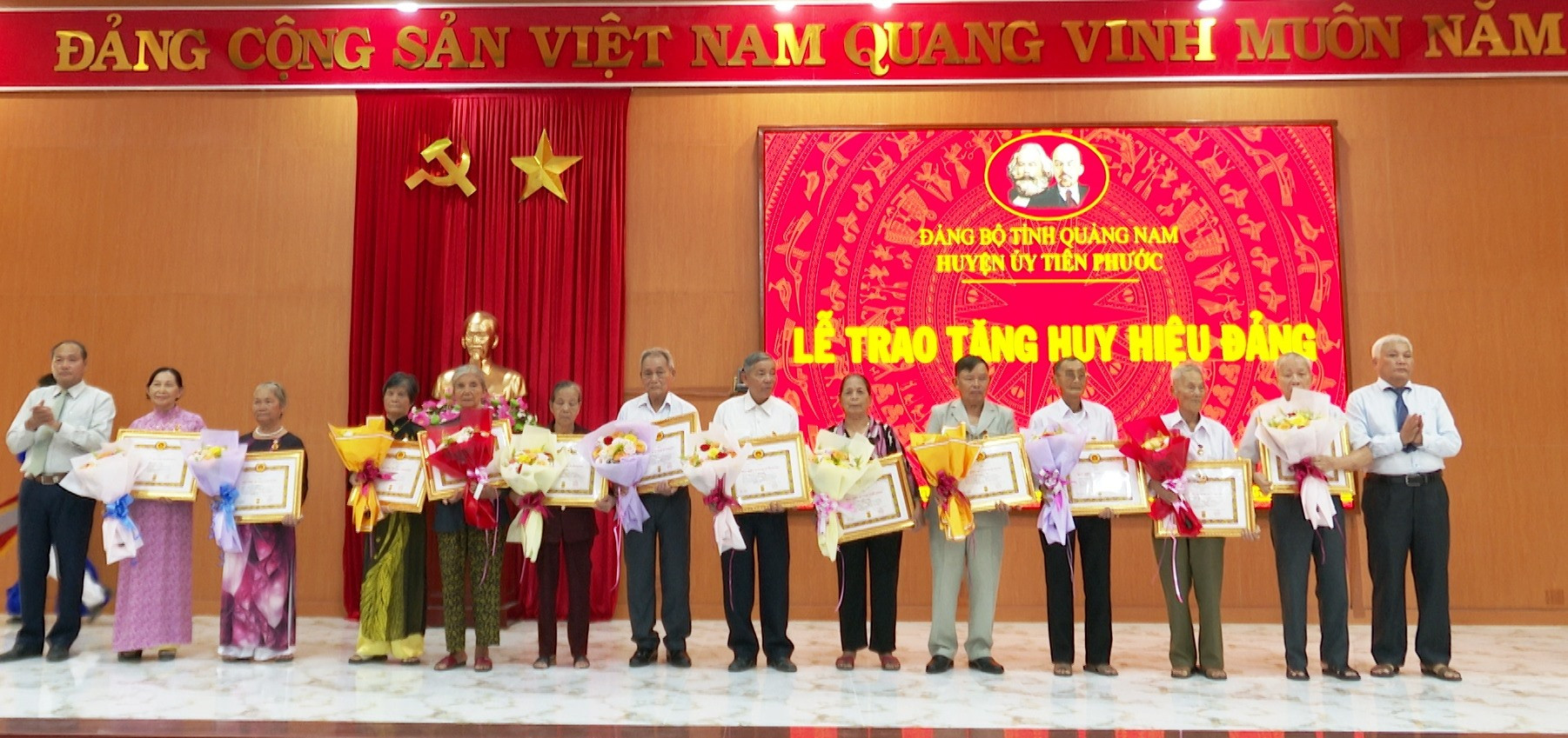 Lãnh đạo Huyện ủy Tiên Phước trao tặng Huy hiệu 50 năm tuổi Đảng trở lên cho các đảng viên trên địa bàn. Ảnh:N.HƯNG