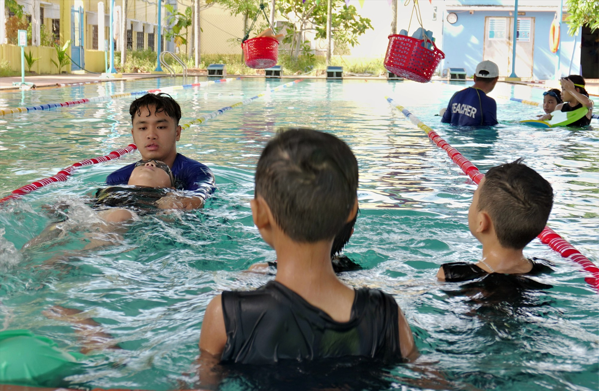 TP.Hội An chú trọng nâng cao kỹ năng bơi lội, đảm bảo an toàn trong môi trường nước cho trẻ em. Ảnh: PHAN SƠN