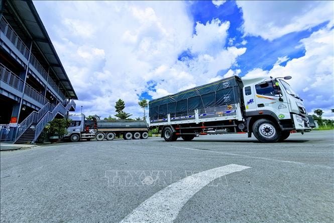 Một xe tải hoàn thành kiểm tra, chuẩn bị vào thành phố Cần Thơ để giao nhận hàng hóa. Ảnh tư liệu: TTXVN