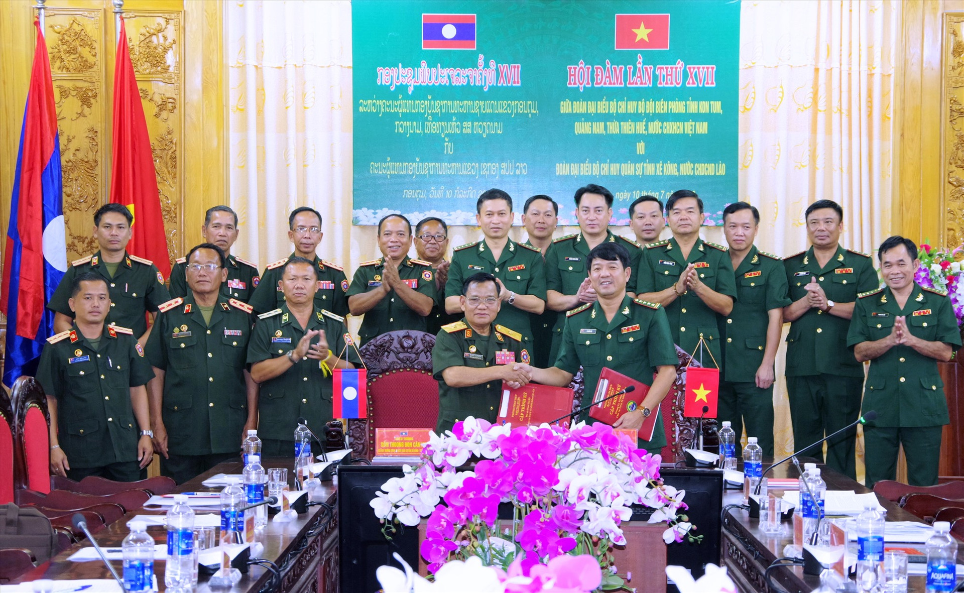 Đoàn Đại biểu Bộ Chỉ huy Bộ đội Biên phòng tỉnh Kon Tum, Quảng Nam, Thừa Thiên Huế ký kết biên bản Hội đàm với Đoàn đại biểu Bộ Chỉ huy Quân sự tỉnh Sê Kông (Lào). Ảnh: HỒNG ANH