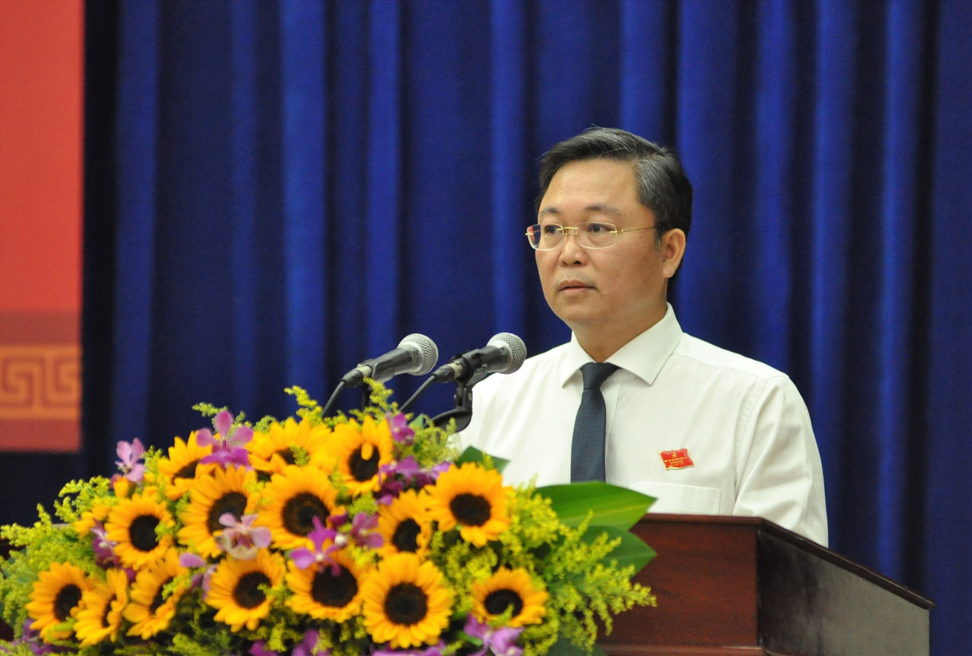 Chủ tịch UBND tỉnh Lê Trí Thanh trình bày báo cáo đánh giá tình hình kinh tế - xã hội 6 tháng đầu năm 2023. Ảnh: P.Đ