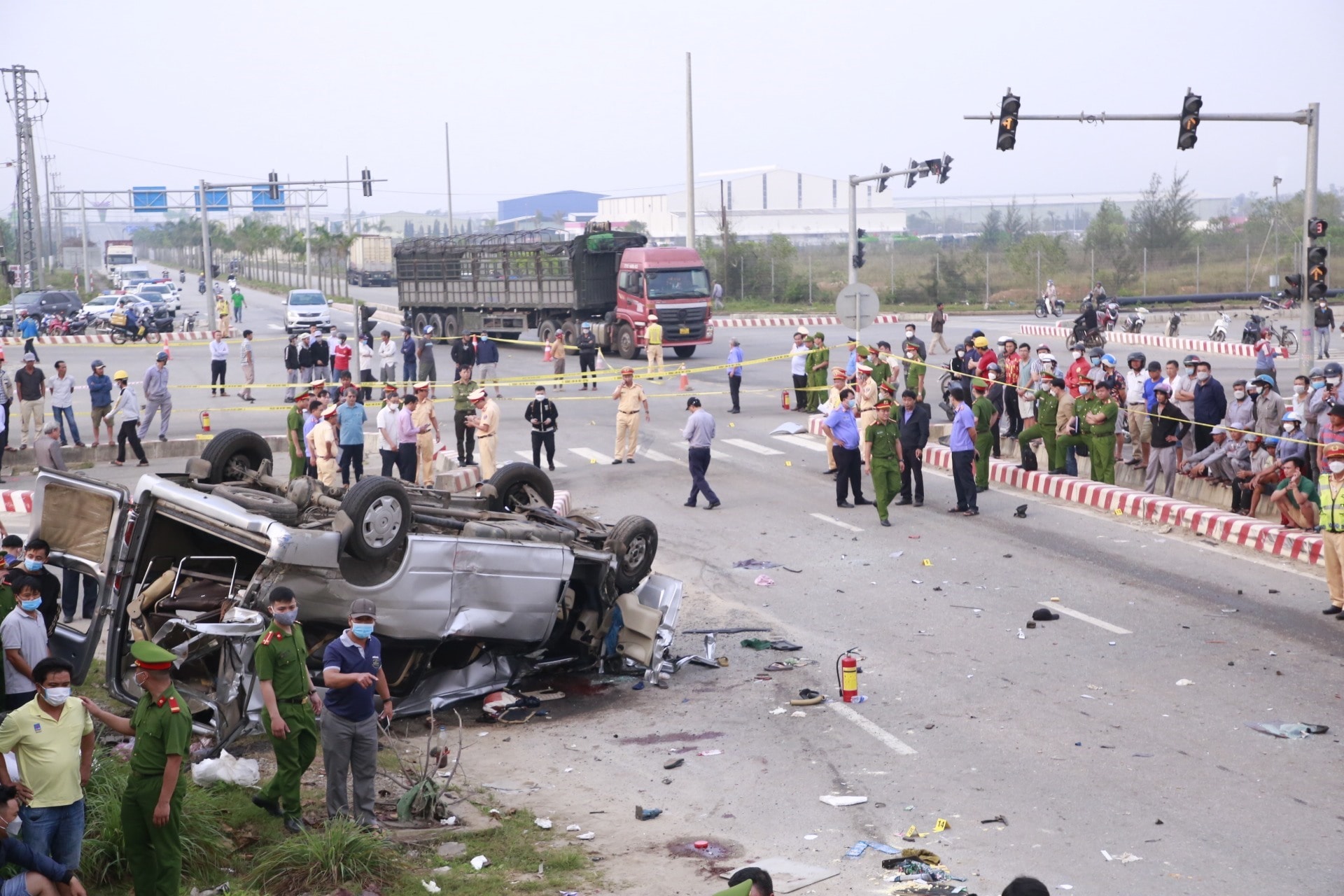 So với cùng kỳ 2022, tai nạn giao thông trên địa bàn tỉnh tăng 20 vụ, tăng 11 người chết. Ảnh: Vụ tai nạn giao thông nghiêm trọng xảy ra vào rạng sáng 14/2 khiến 10 người tử vong.