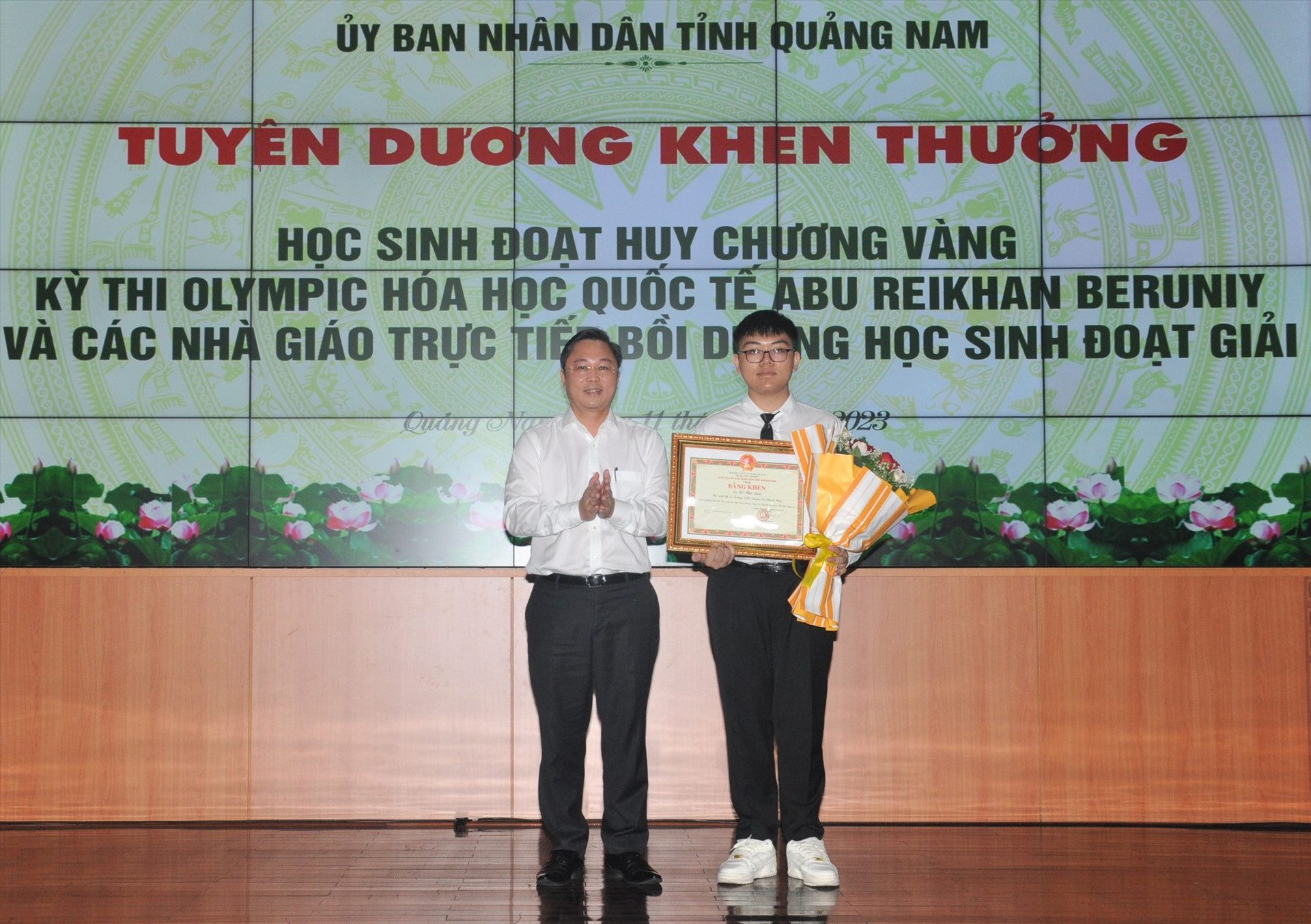 Chủ tịch UBND tỉnh Lê Trí Thanh khen thưởng em Đỗ Phú Quốc. Ảnh: X.P