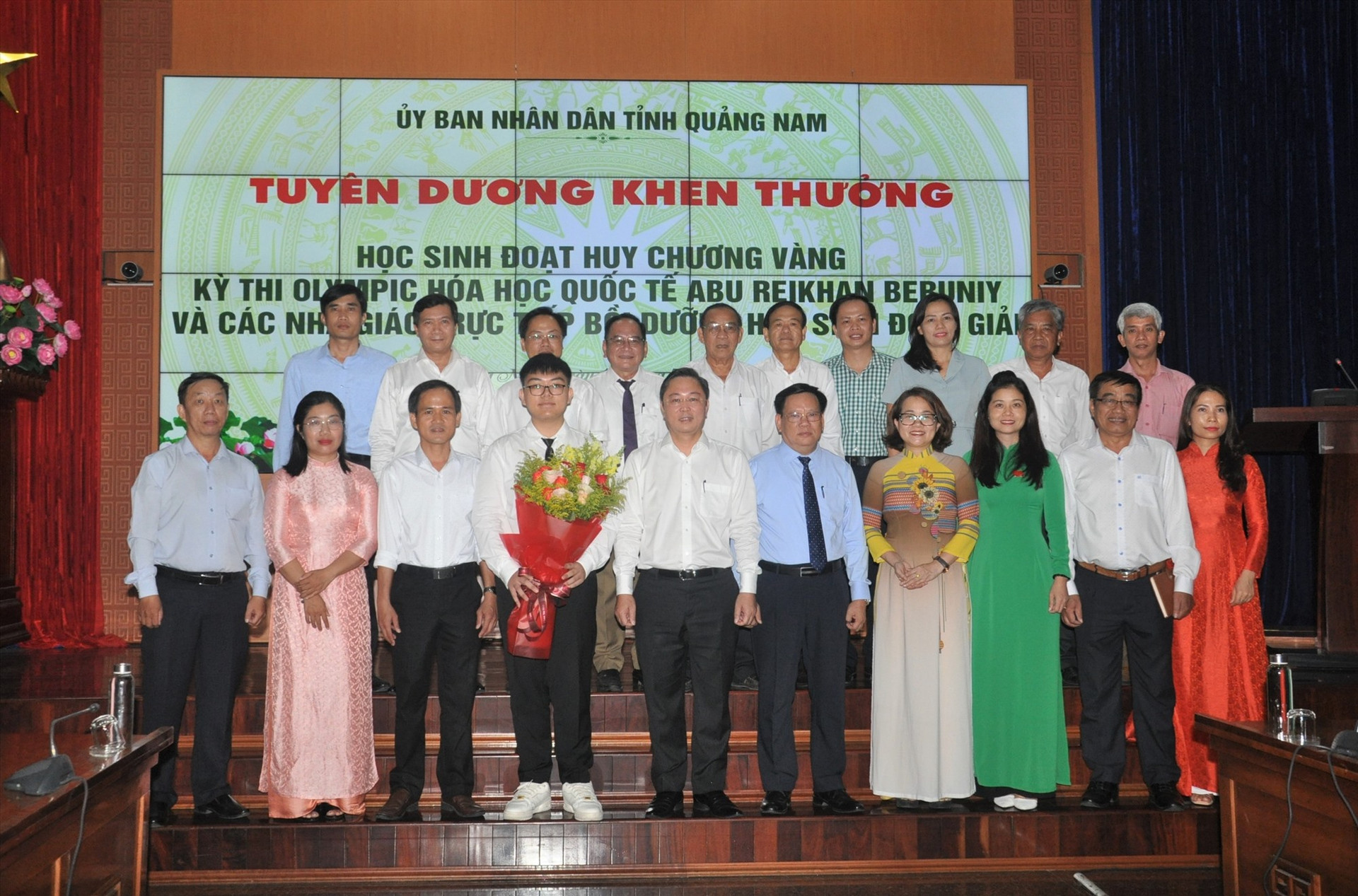 Chủ tịch UBND tỉnh Lê Trí Thanh cùng lãnh đạo các sở, ngành chụp ảnh lưu niệm với học sinh Đỗ Phú Quốc, các giáo viên được khen thưởng. Ảnh: X.P