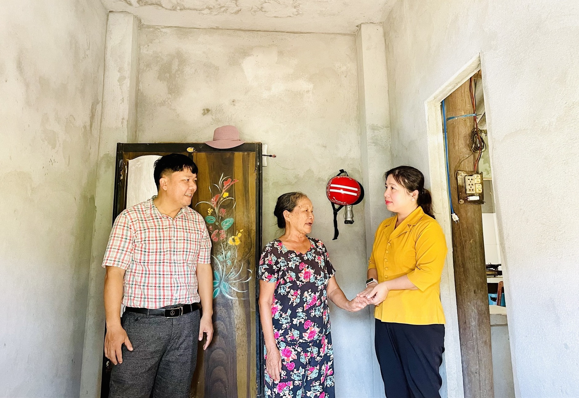 Bà Mai Thị Liễu (thôn Tân Phong, Quế Lộc, Nông Sơn) vui mừng với căn phòng tránh bão vừa được hỗ trợ xây dựng xong. Ảnh: TÂM THÔNG